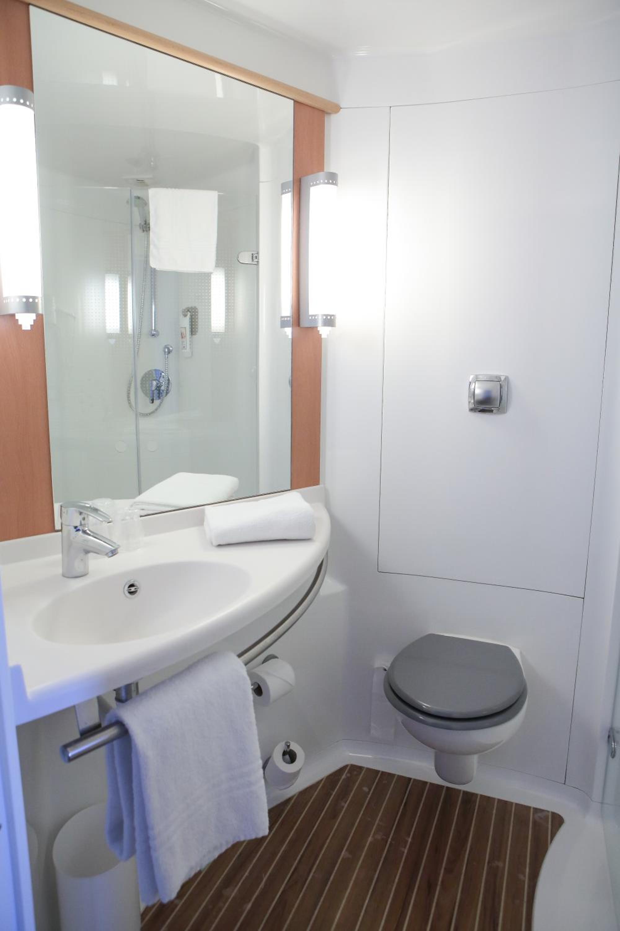 Standard Room with 2 Single Beds - Photo 2