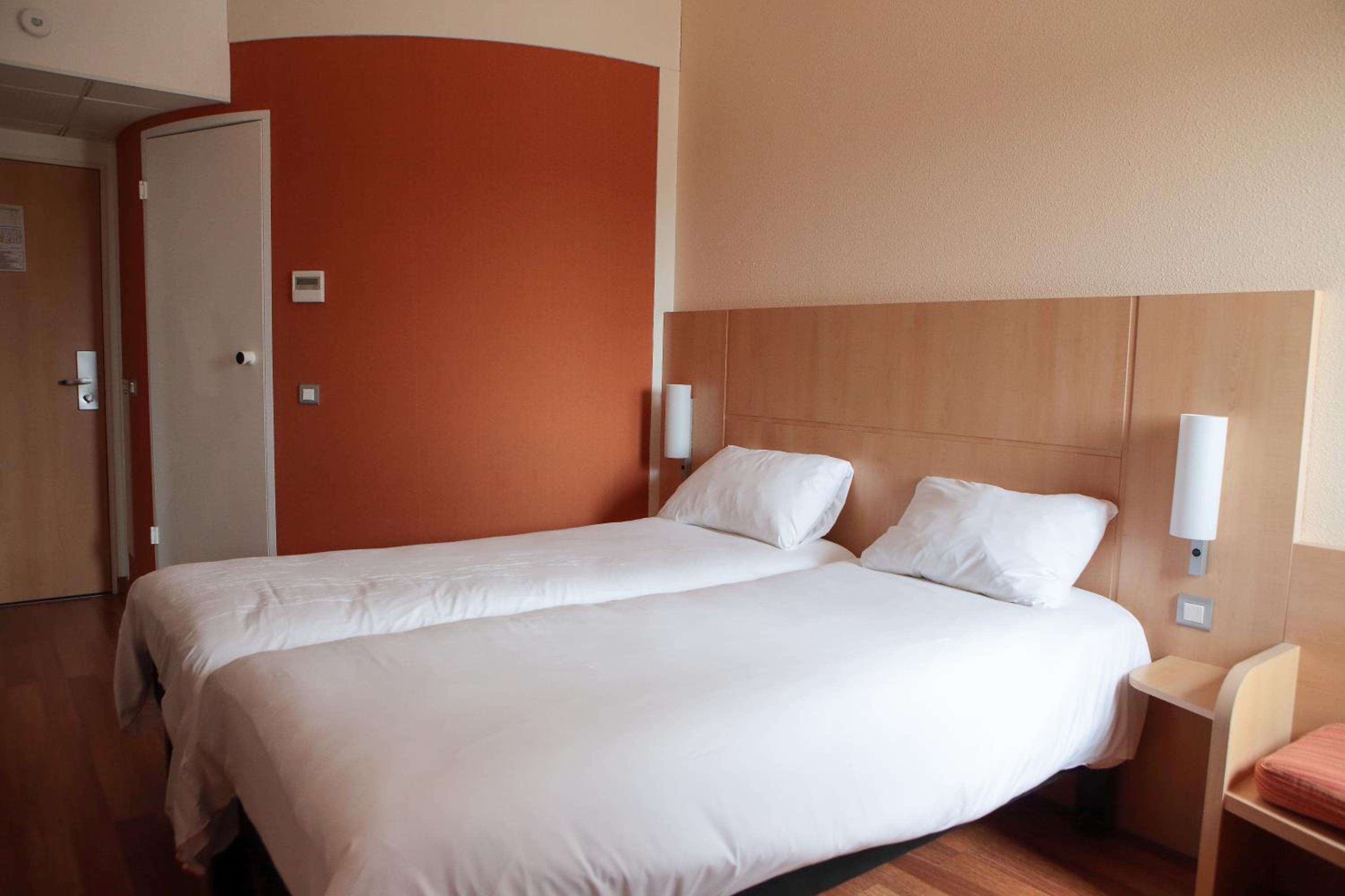Standard Room with 2 Single Beds - Photo 4