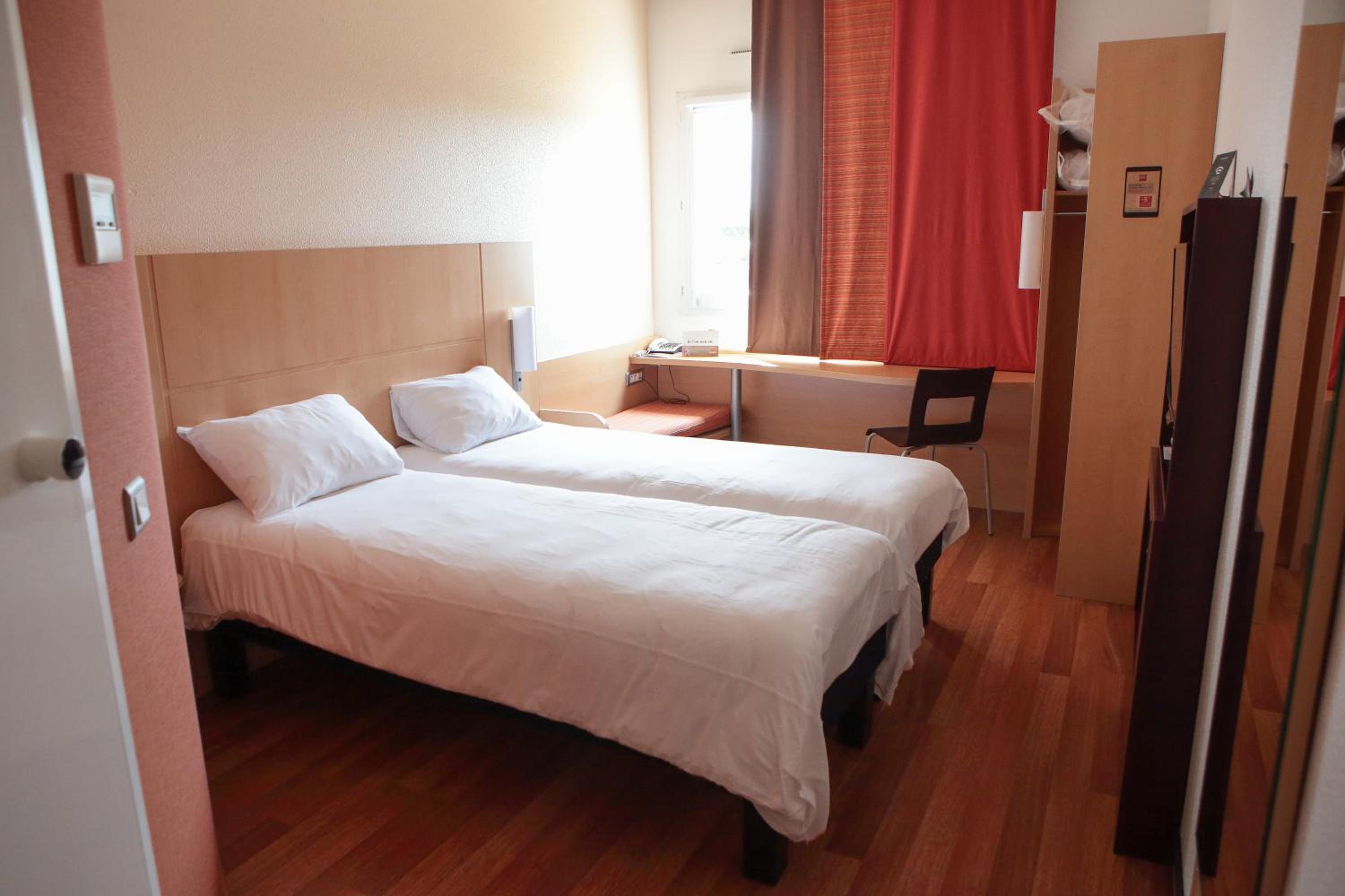 Standard Room with 2 Single Beds - Photo 1