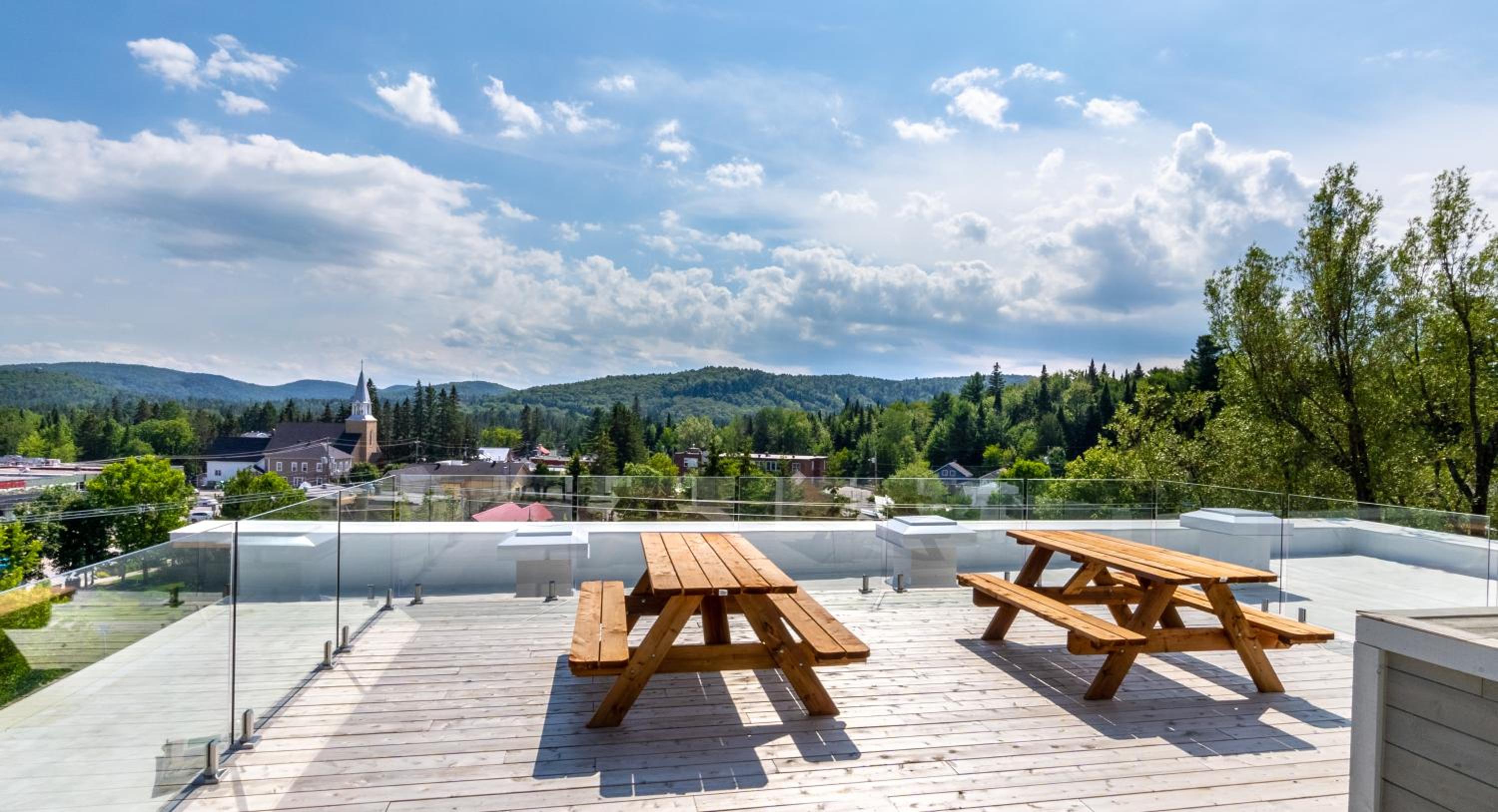 Apartment with Mountain View