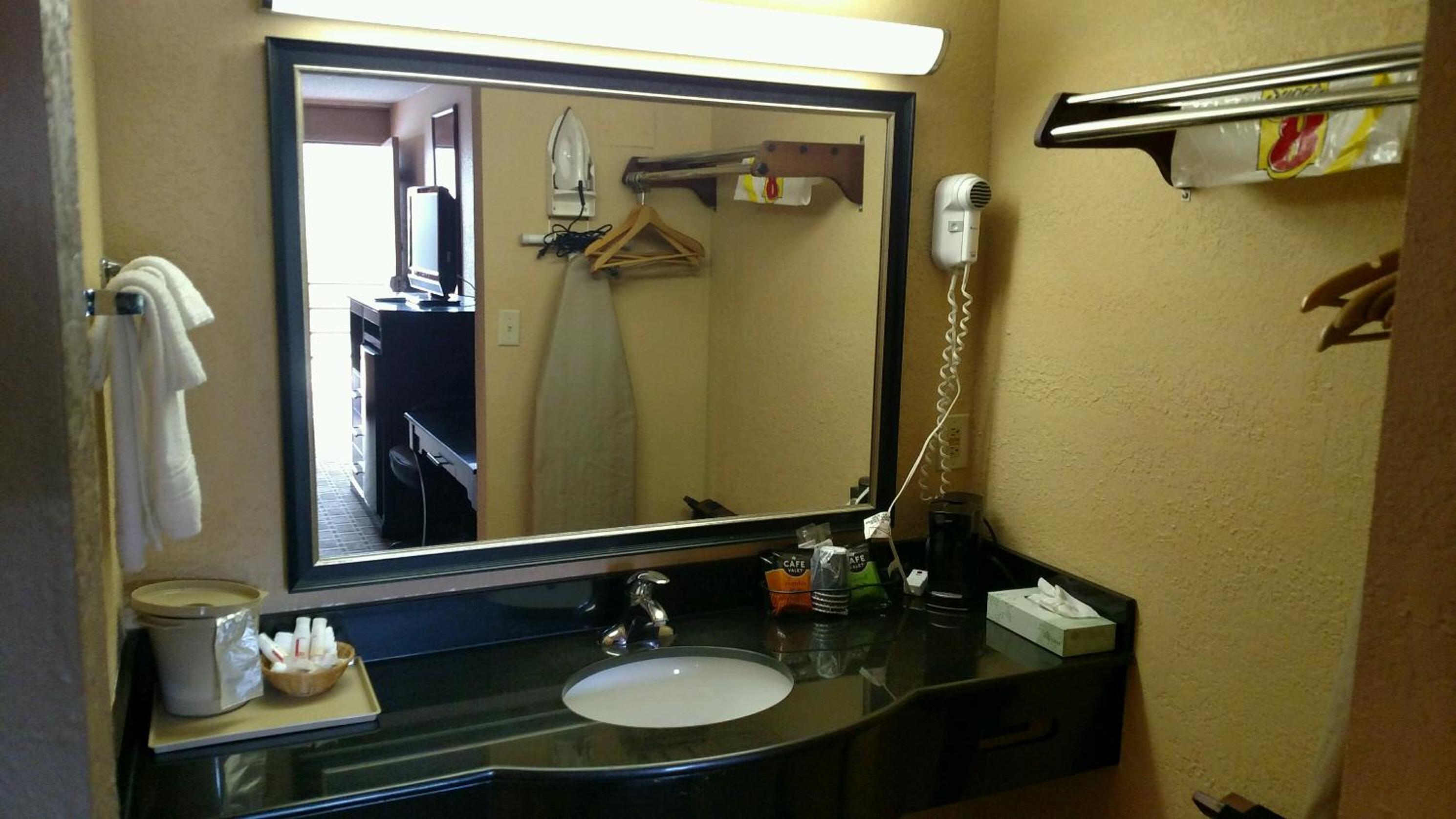 Queen Room with Two Queen Beds-Smoking - Photo 2