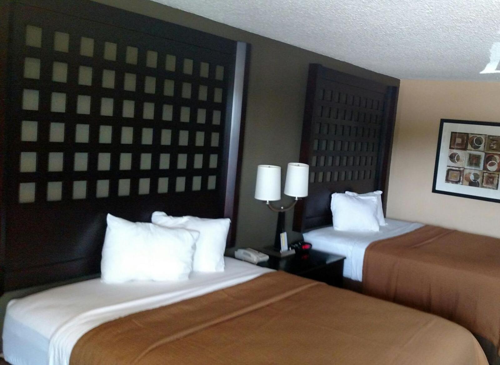 Queen Room with Two Queen Beds-Smoking - Photo 3