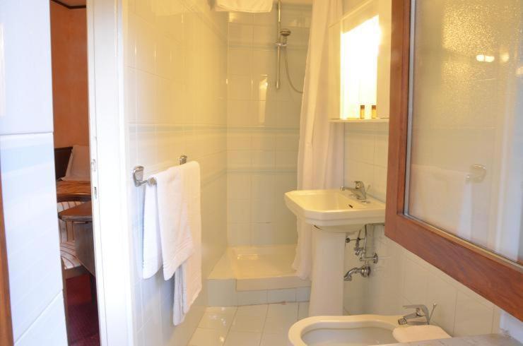 Economy Twin Room photo 3