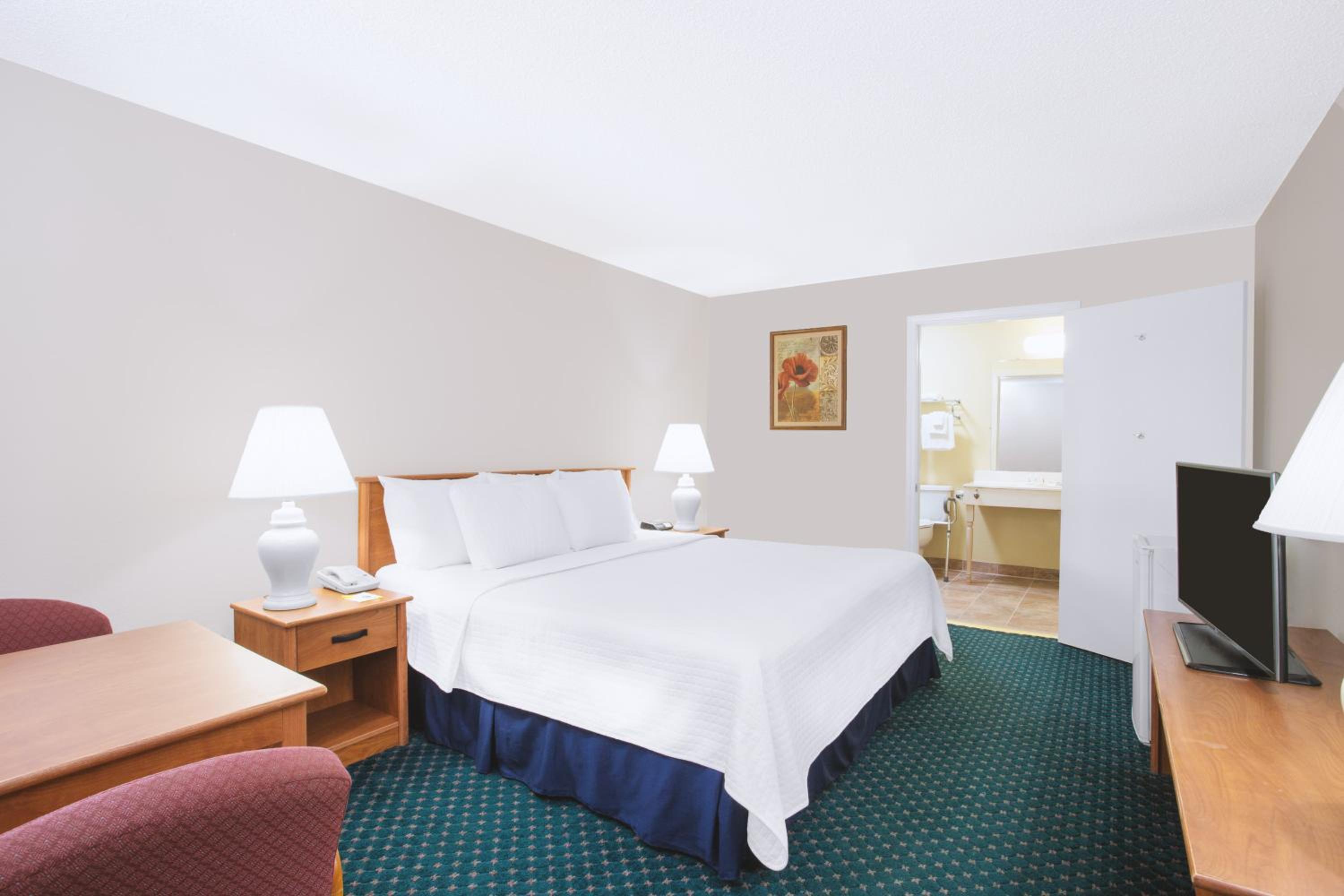 King Room - Mobility Access/Non-Smoking - Photo 6