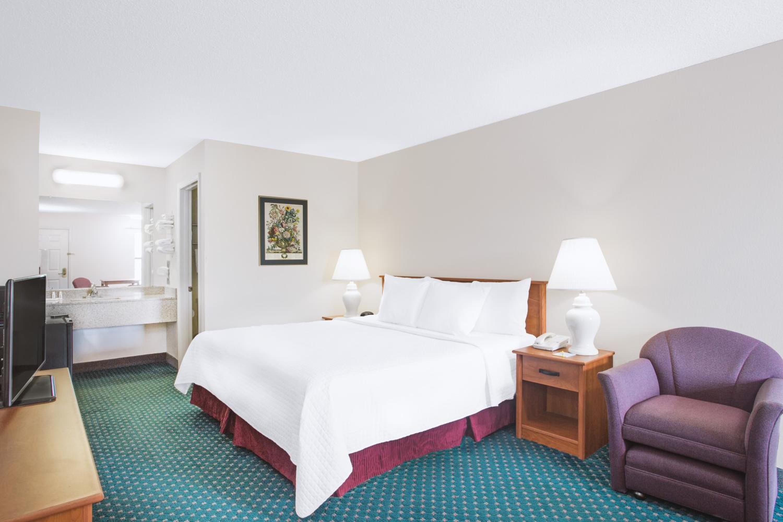 King Room- Non-Smoking - Photo 4
