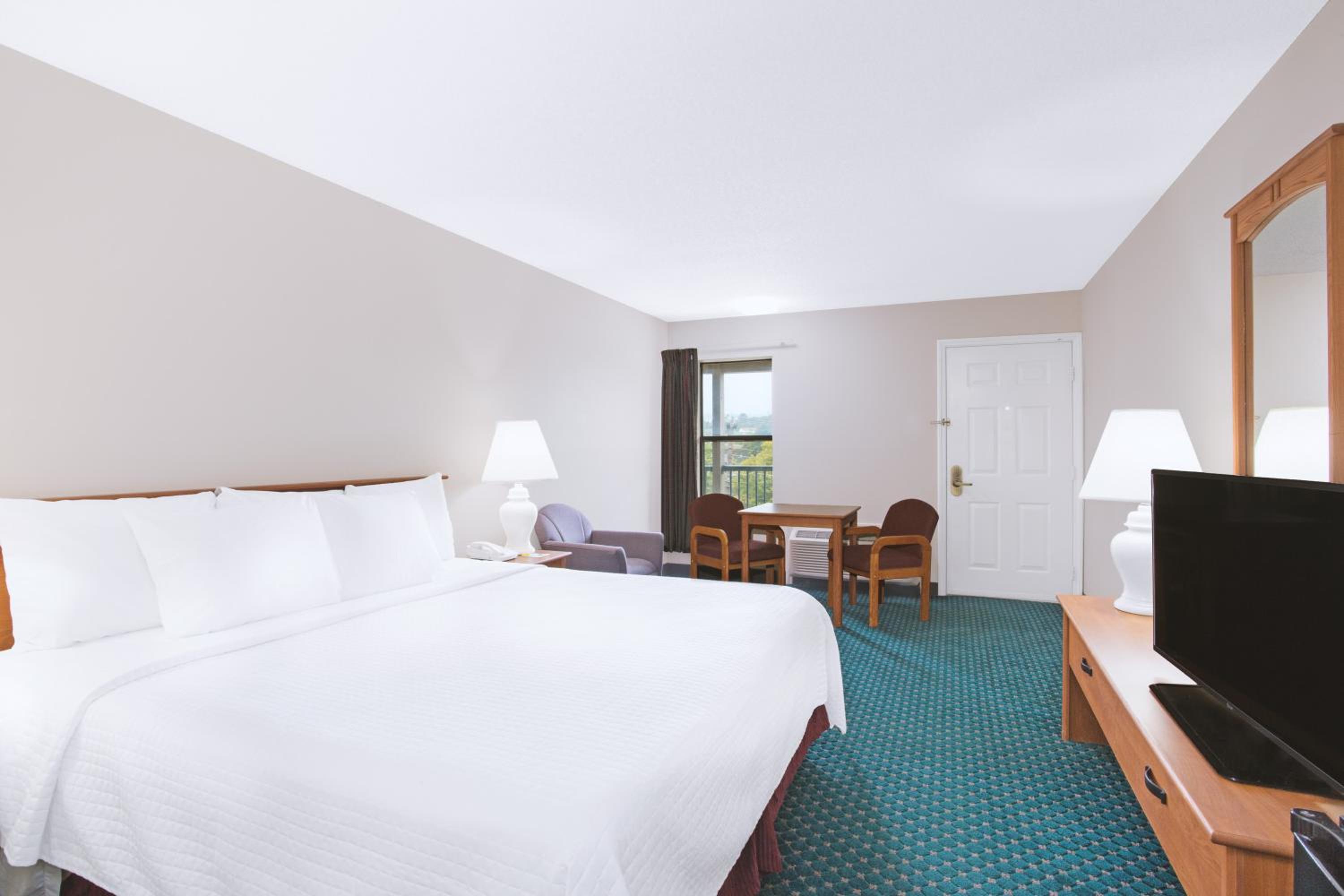 King Room- Non-Smoking - Photo 3