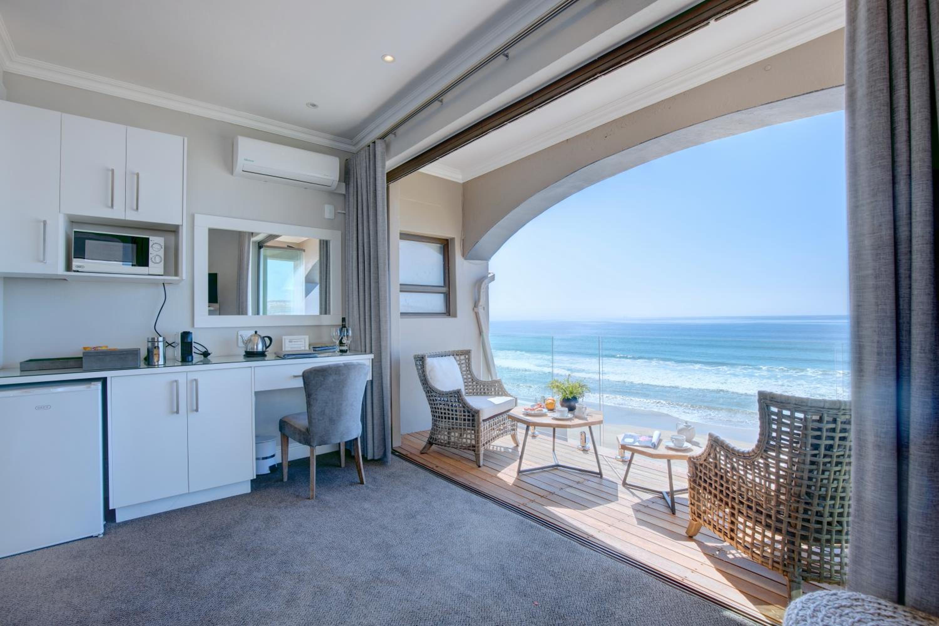 Superior Suite with Sea View - Photo 2