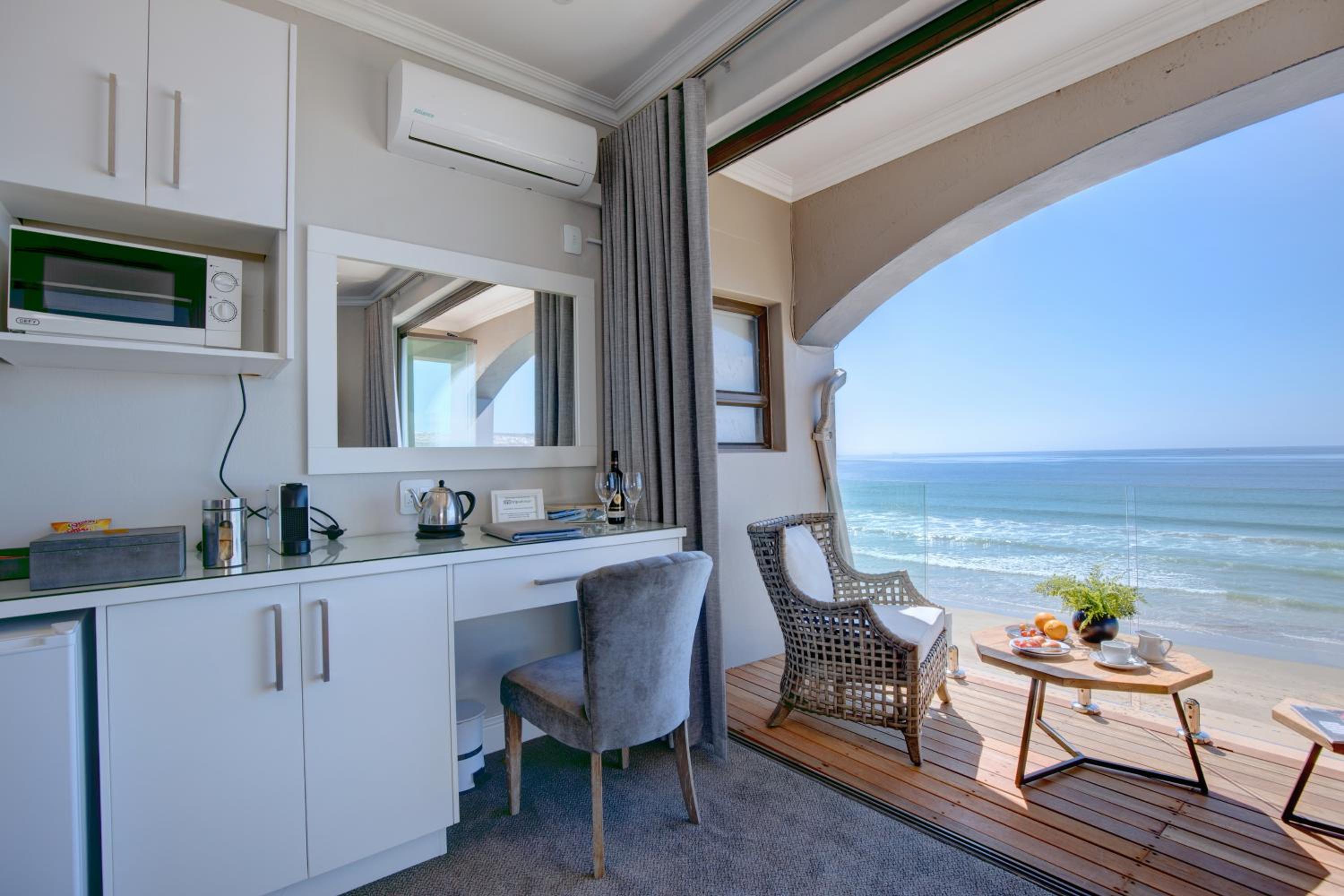 Superior Suite with Sea View - Photo 4