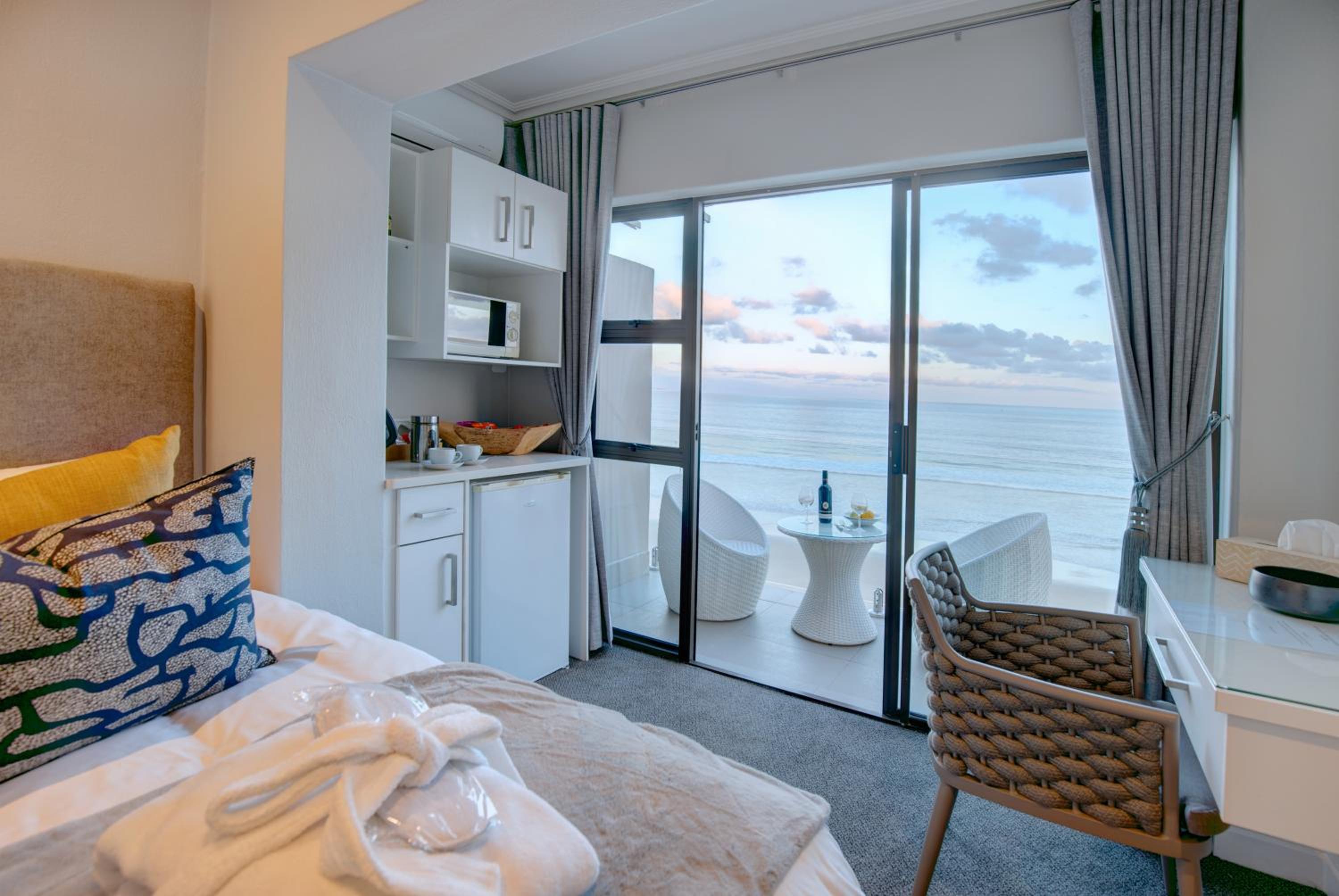 Double Room with Sea View - Photo 1