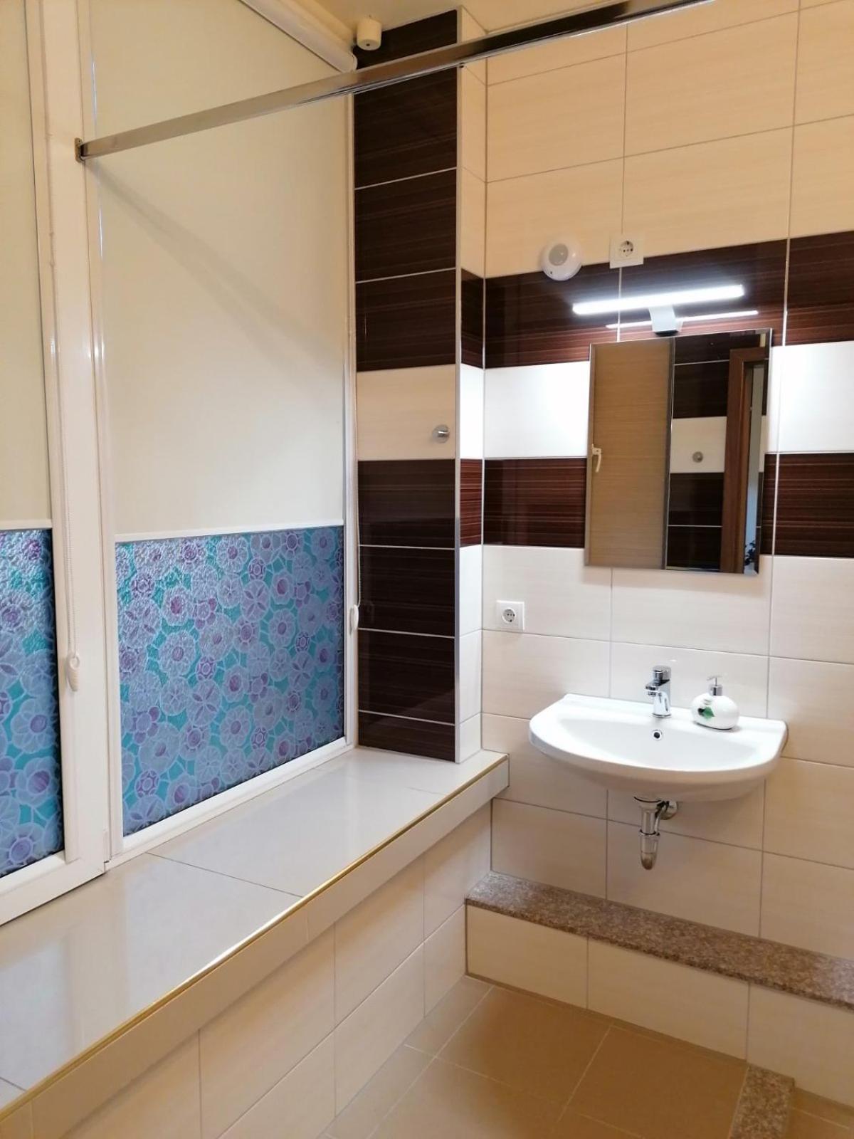 Large Double Room - Photo 9