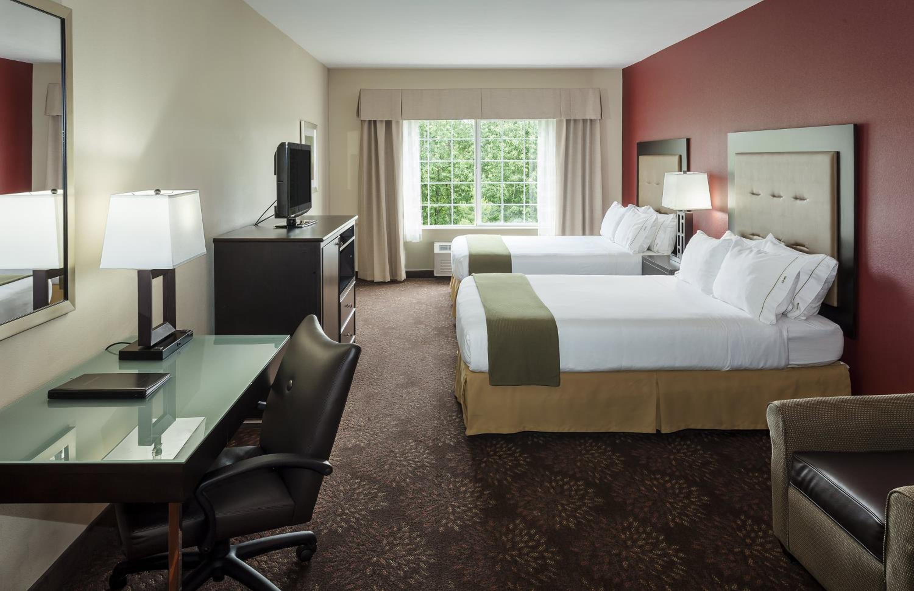 Queen Room with Two Queen Beds - Non-Smoking - Photo 5