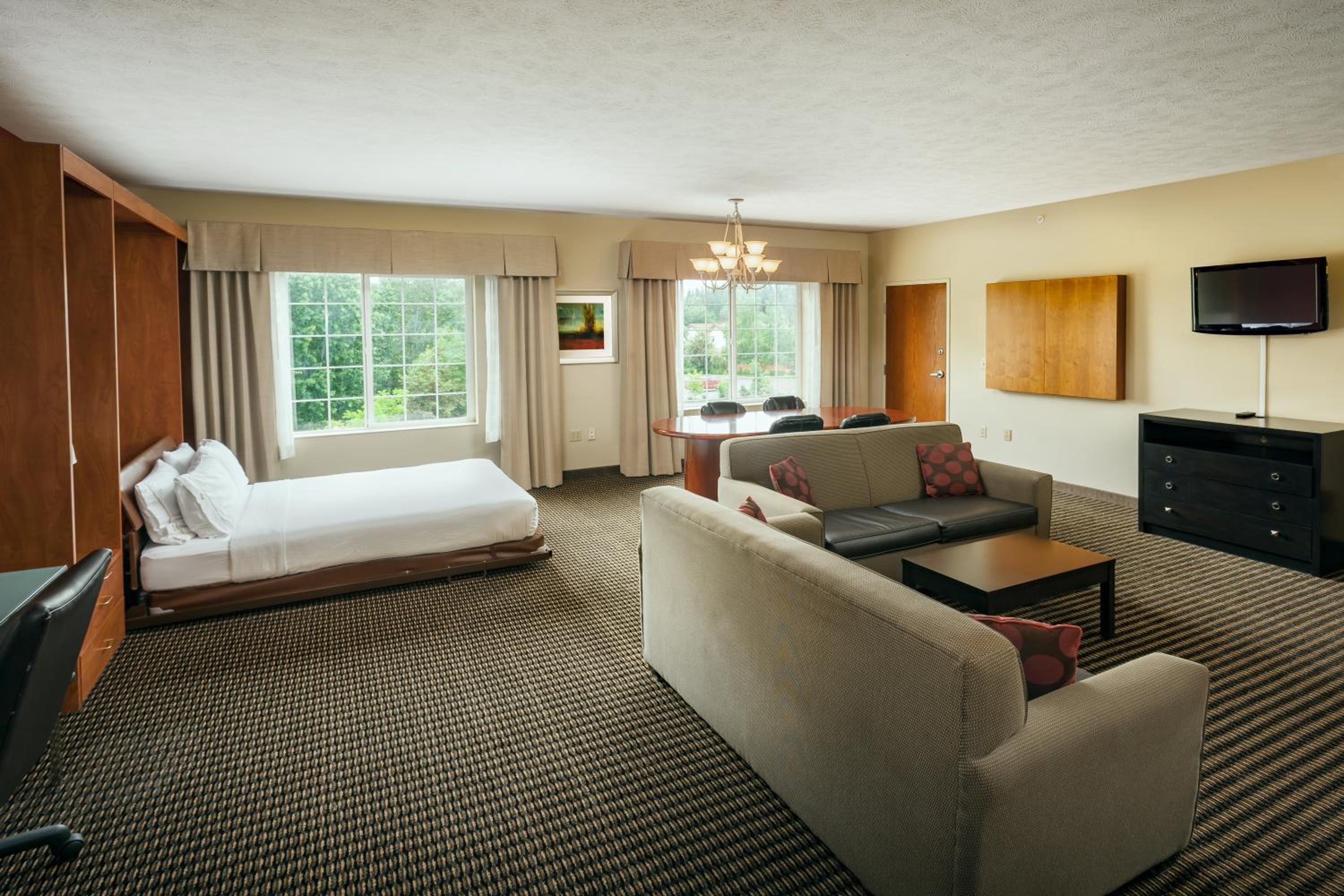 Queen Suite With Sofa Bed photo 3