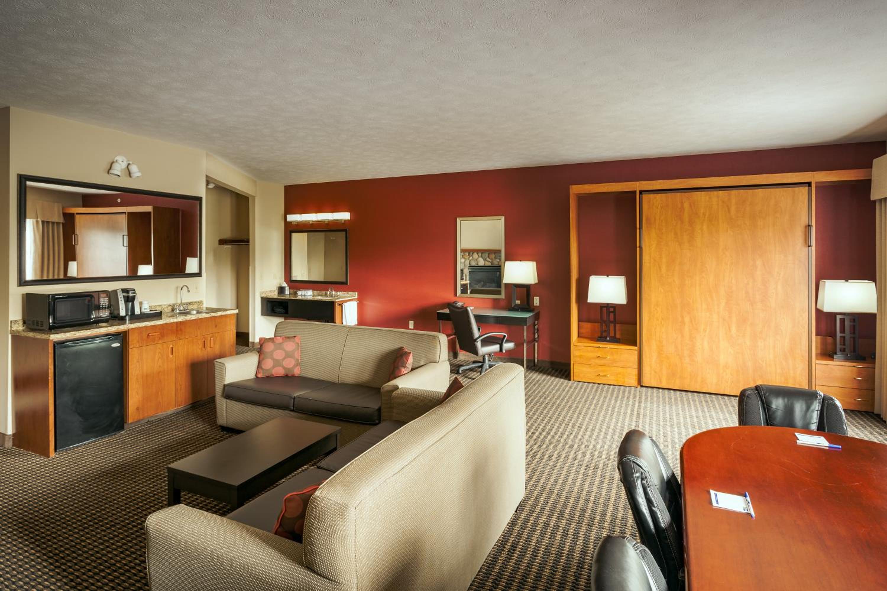 Queen Suite With Sofa Bed photo 1