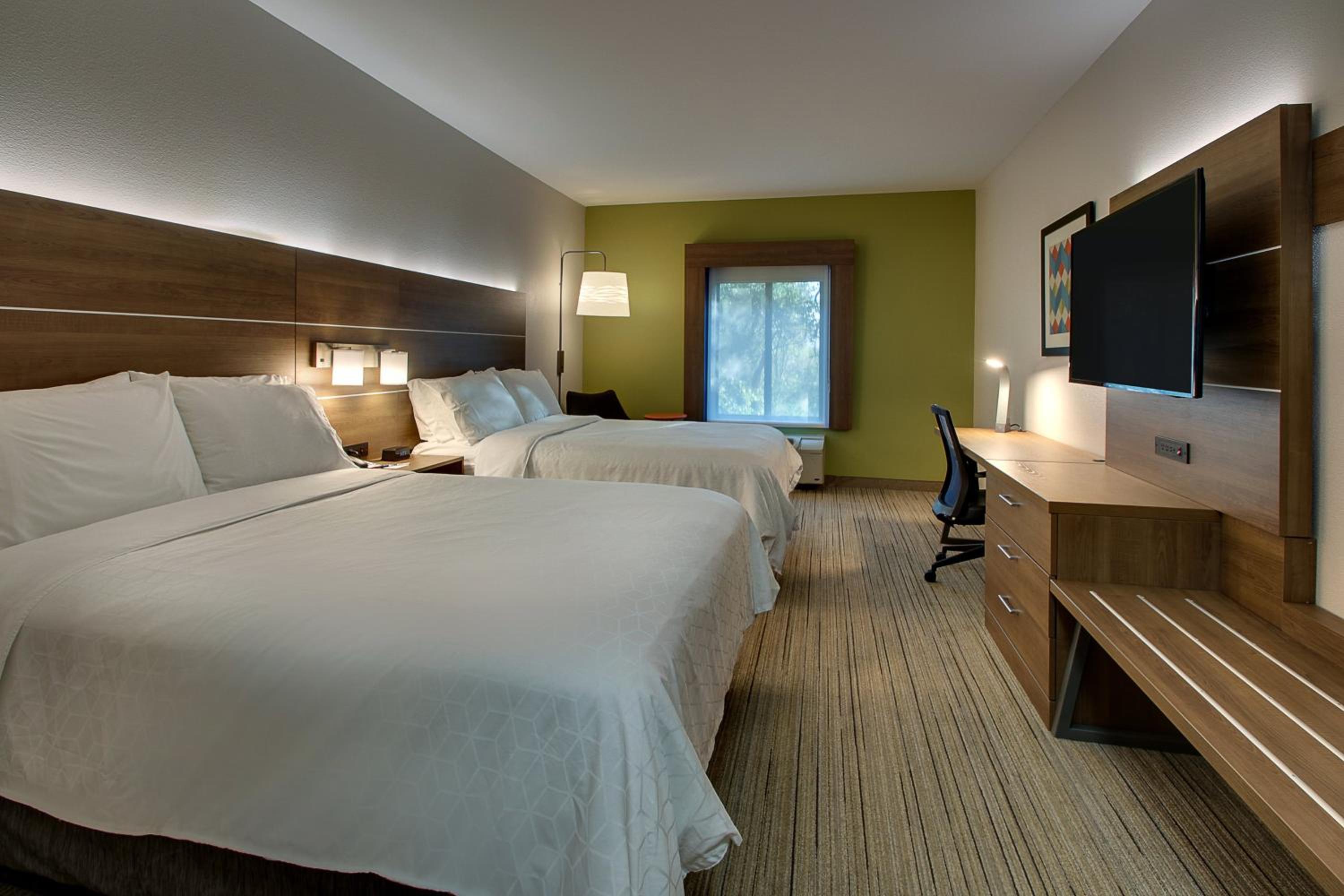 Standard Room with Two Queen Beds - Photo 2