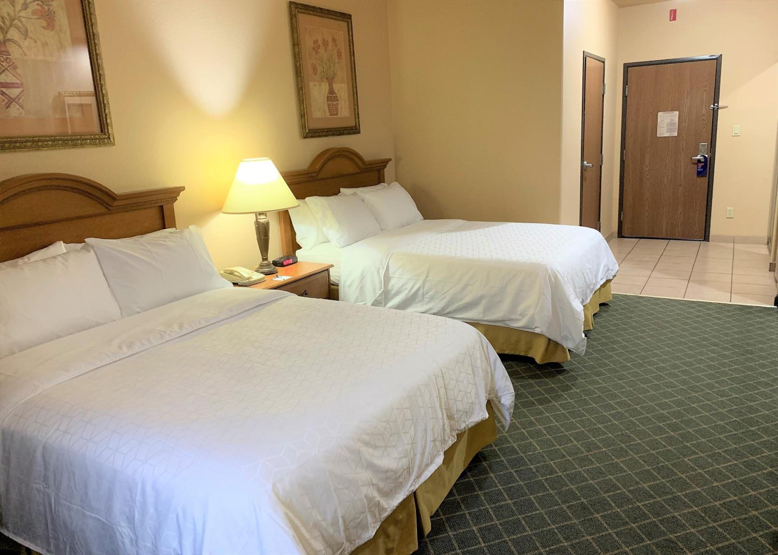 Suite with Two Queen Beds - Photo 5