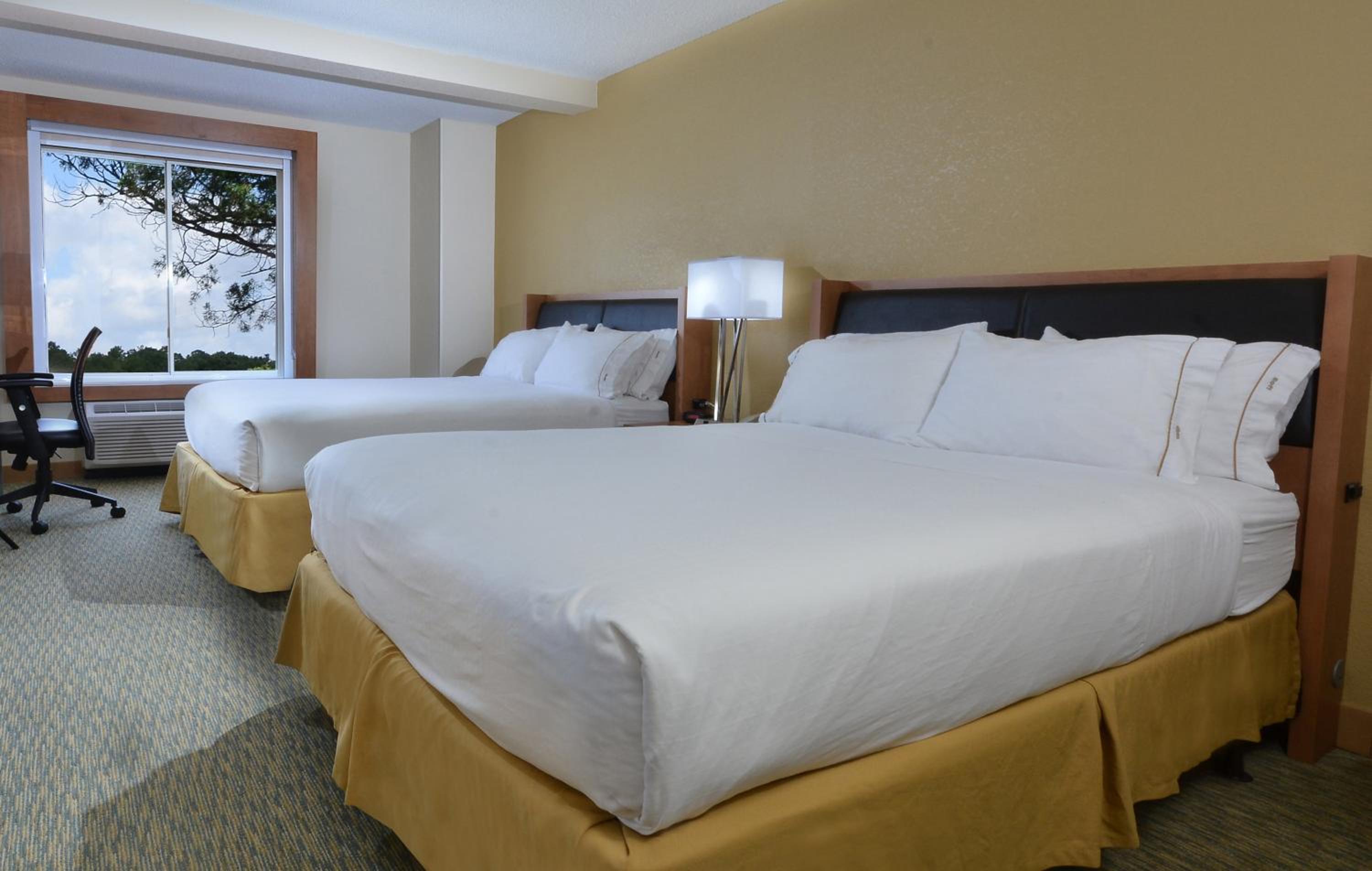 Standard Queen Room with Two Queen Beds - Photo 3