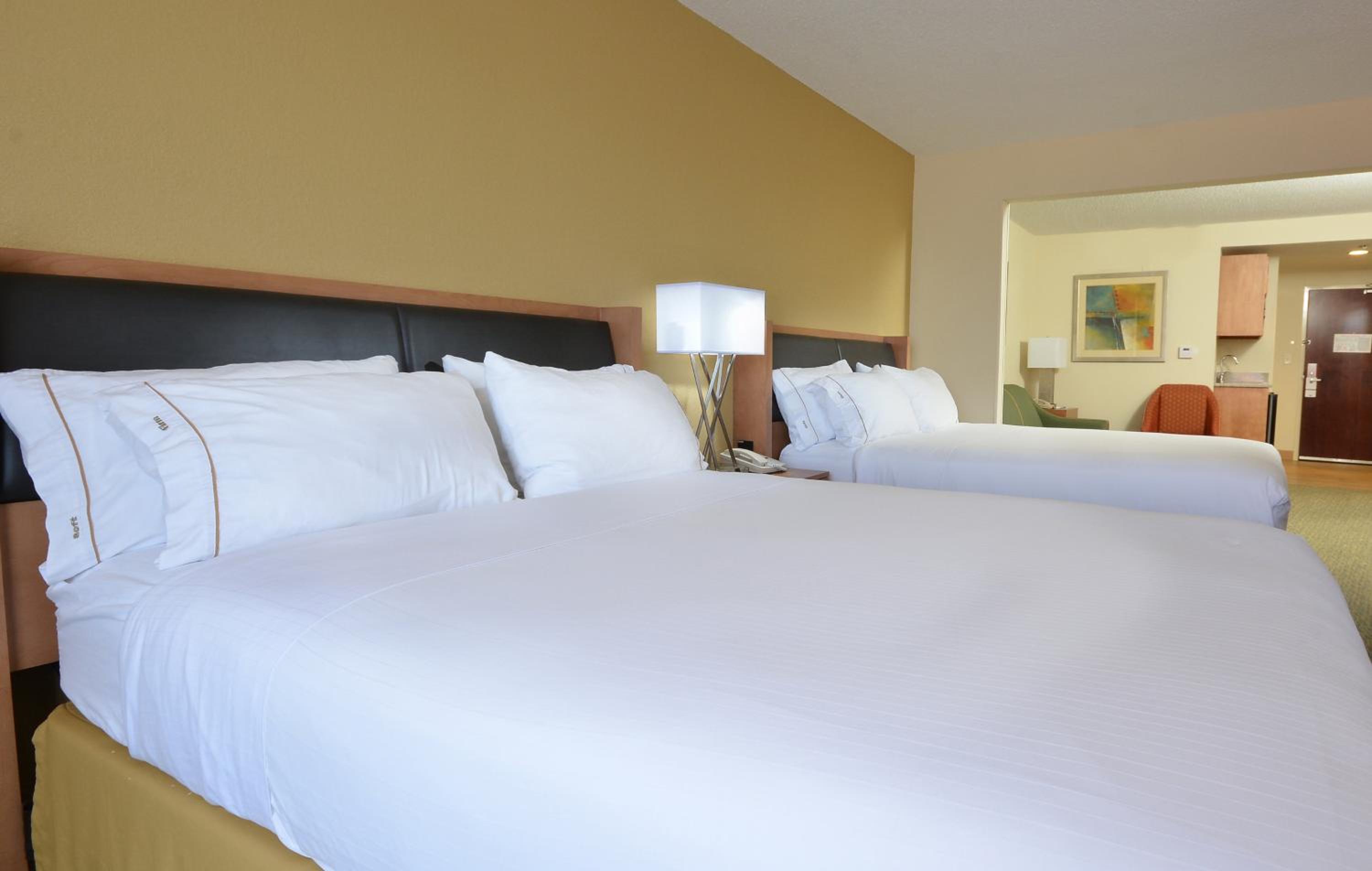 Suite with Two Queen Beds - Photo 2