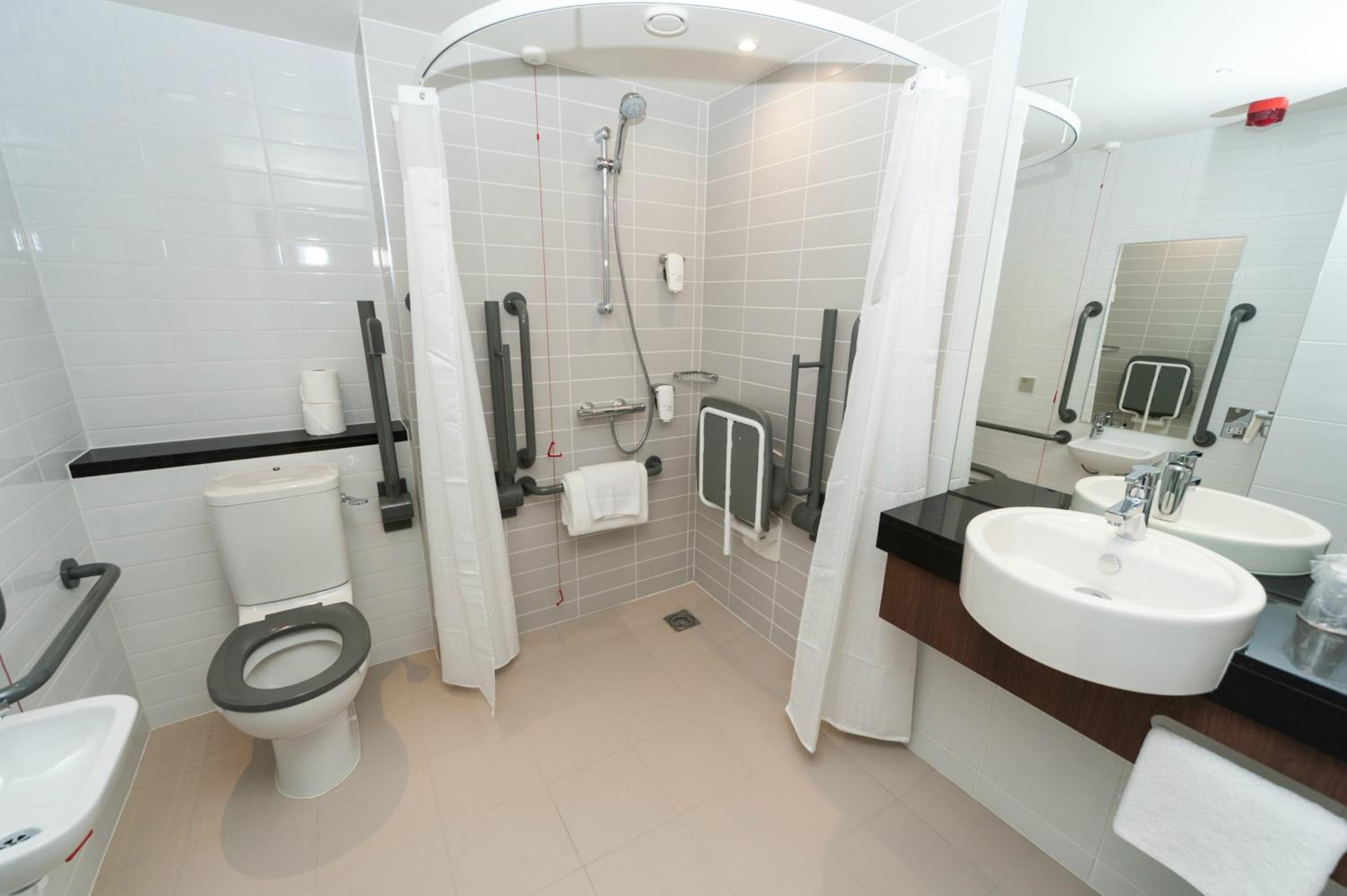 Double Room with Free Hot Breakfast - Accessible photo 3