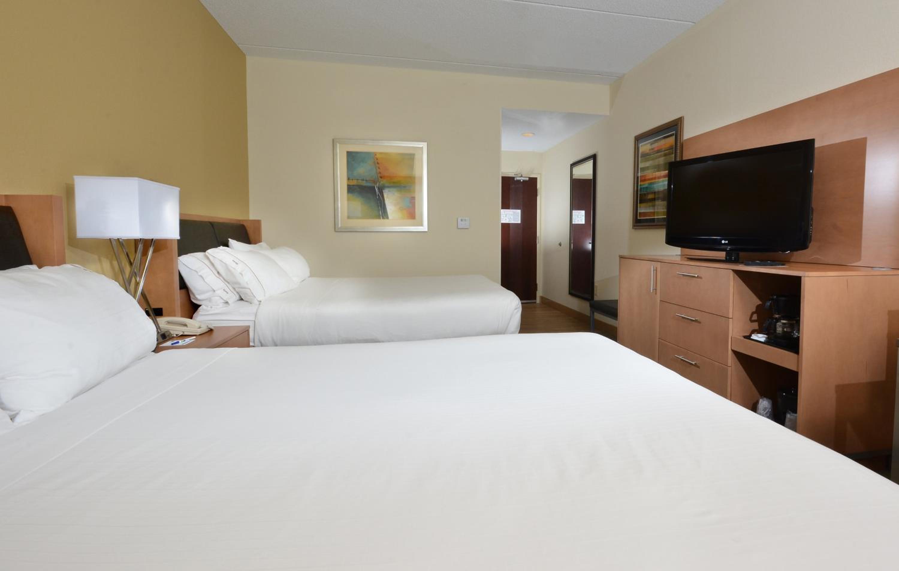 Standard Queen Room with Two Queen Beds - Photo 2