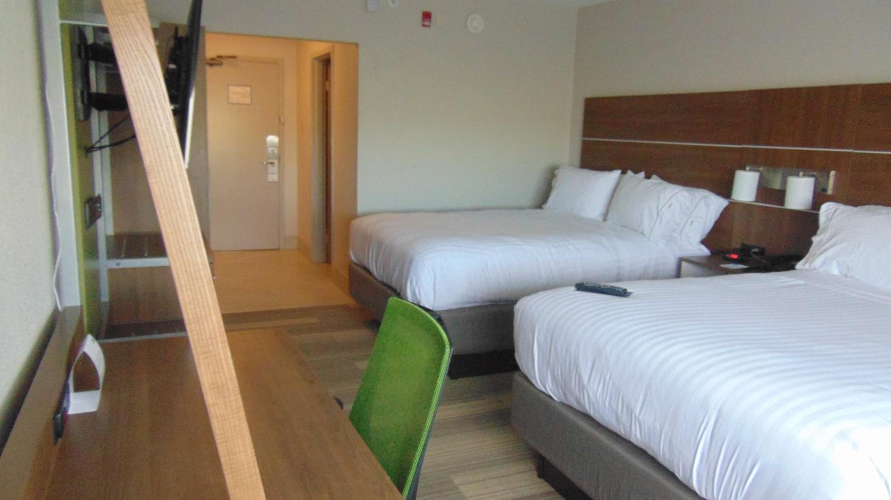 Standard Room with Two Queen Beds - Photo 3