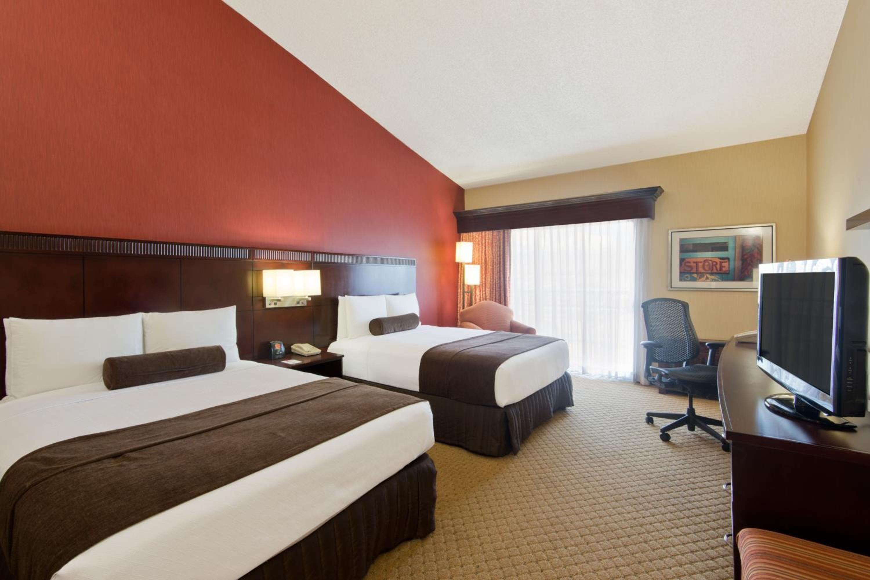 Standard Queen Room with Two Queen Beds and Balcony - Photo 2