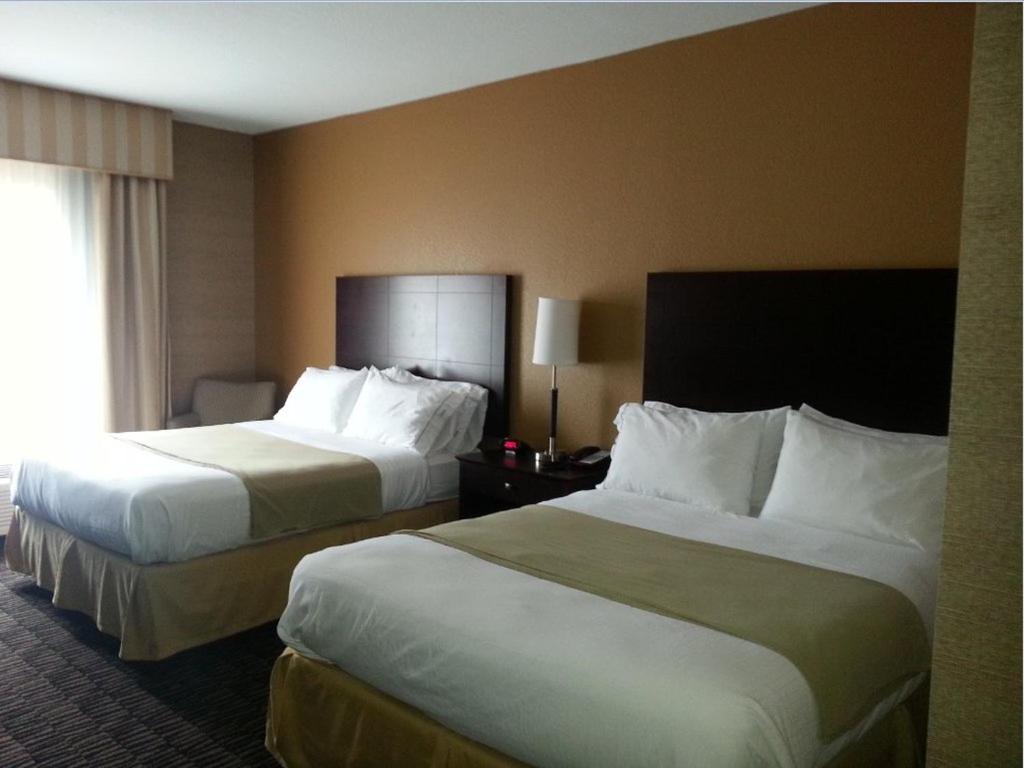 Standard Room with Two Queen Beds - Photo 1