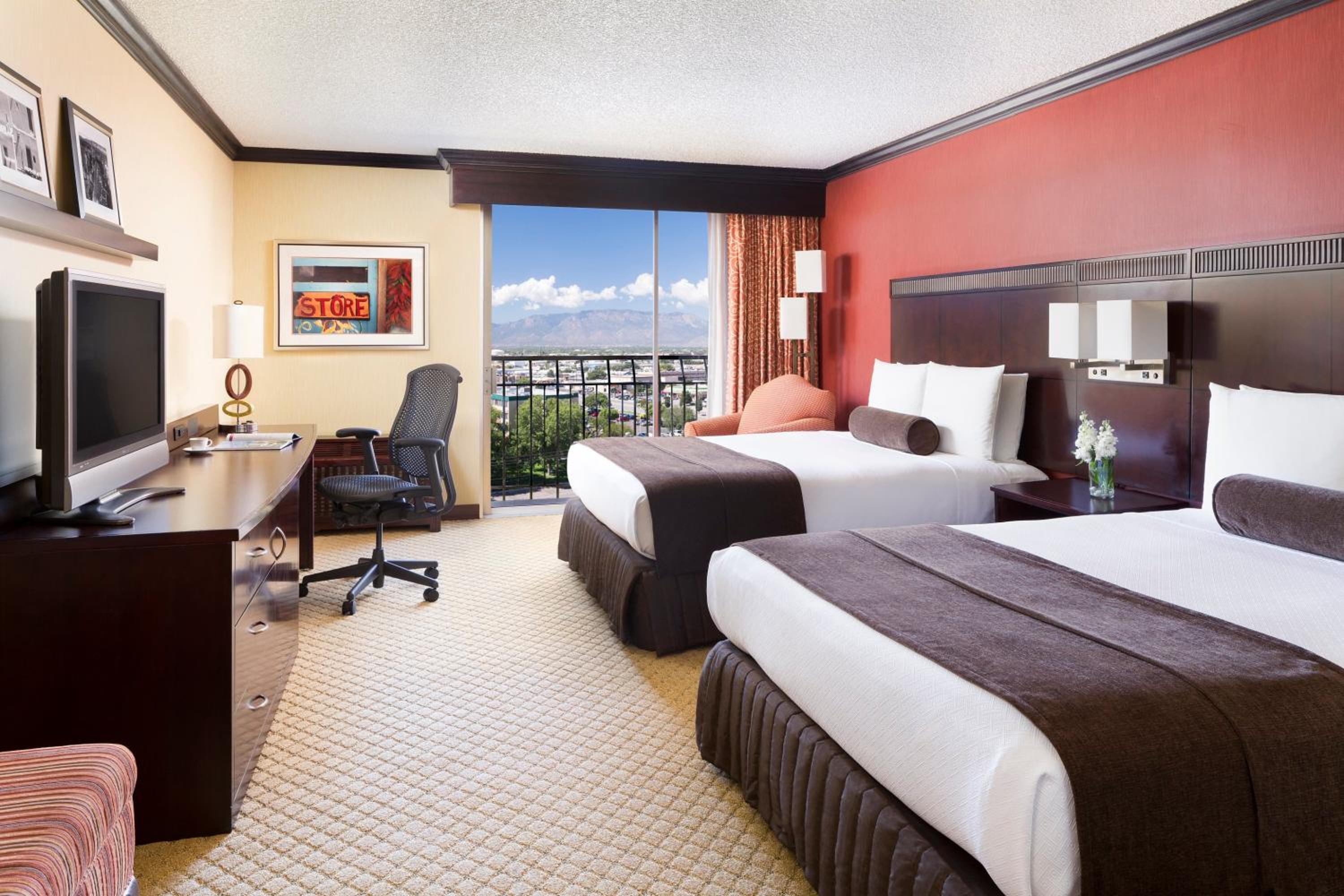 Standard Queen Room with Two Queen Beds and Balcony - Photo 4