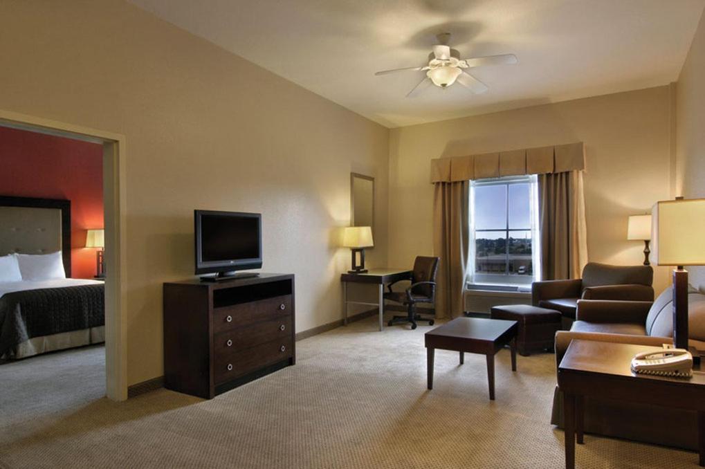 One-Bedroom Queen Suite
