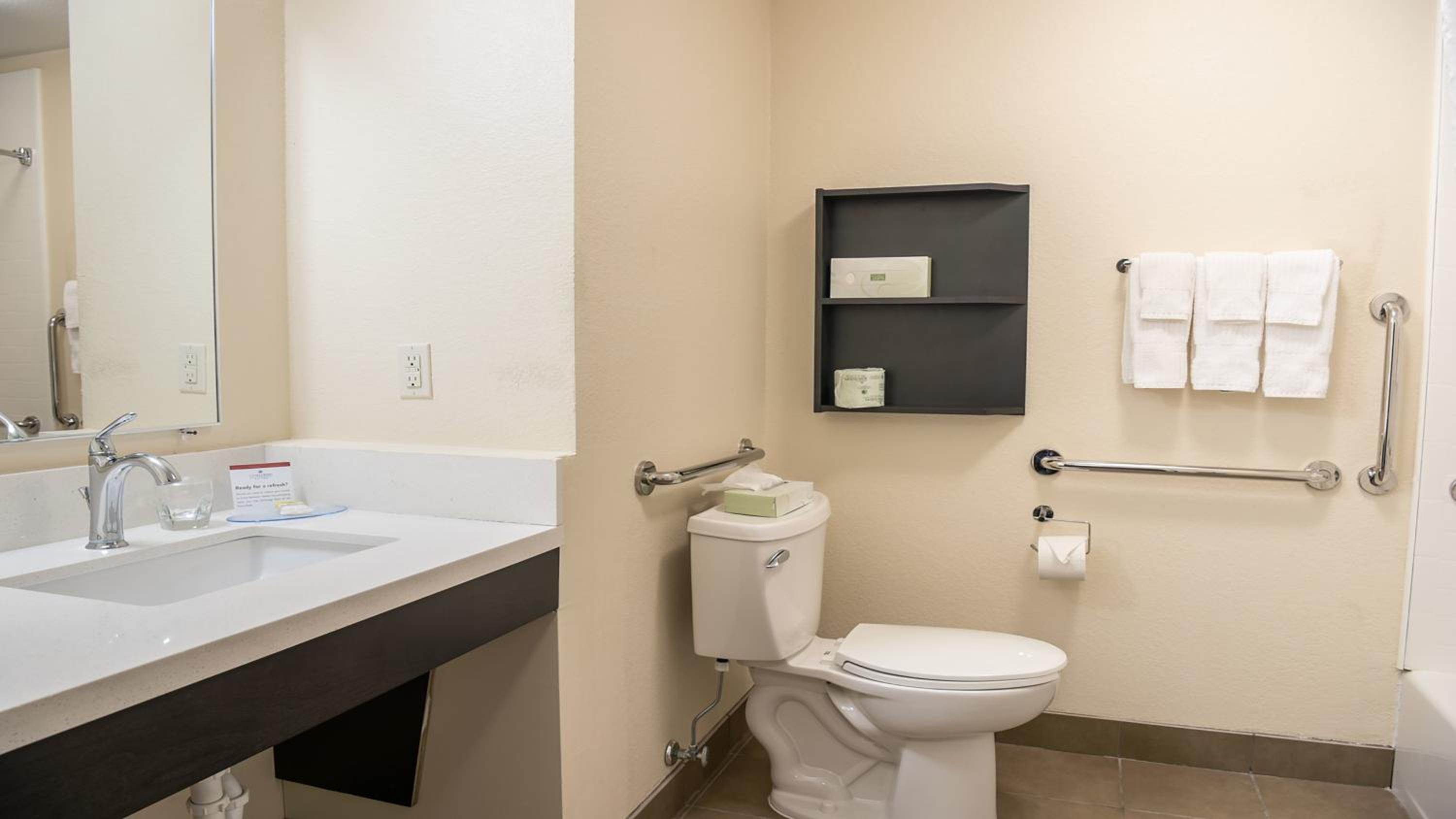 One-Bedroom Suite - Communications/Mobility Accessible photo 2