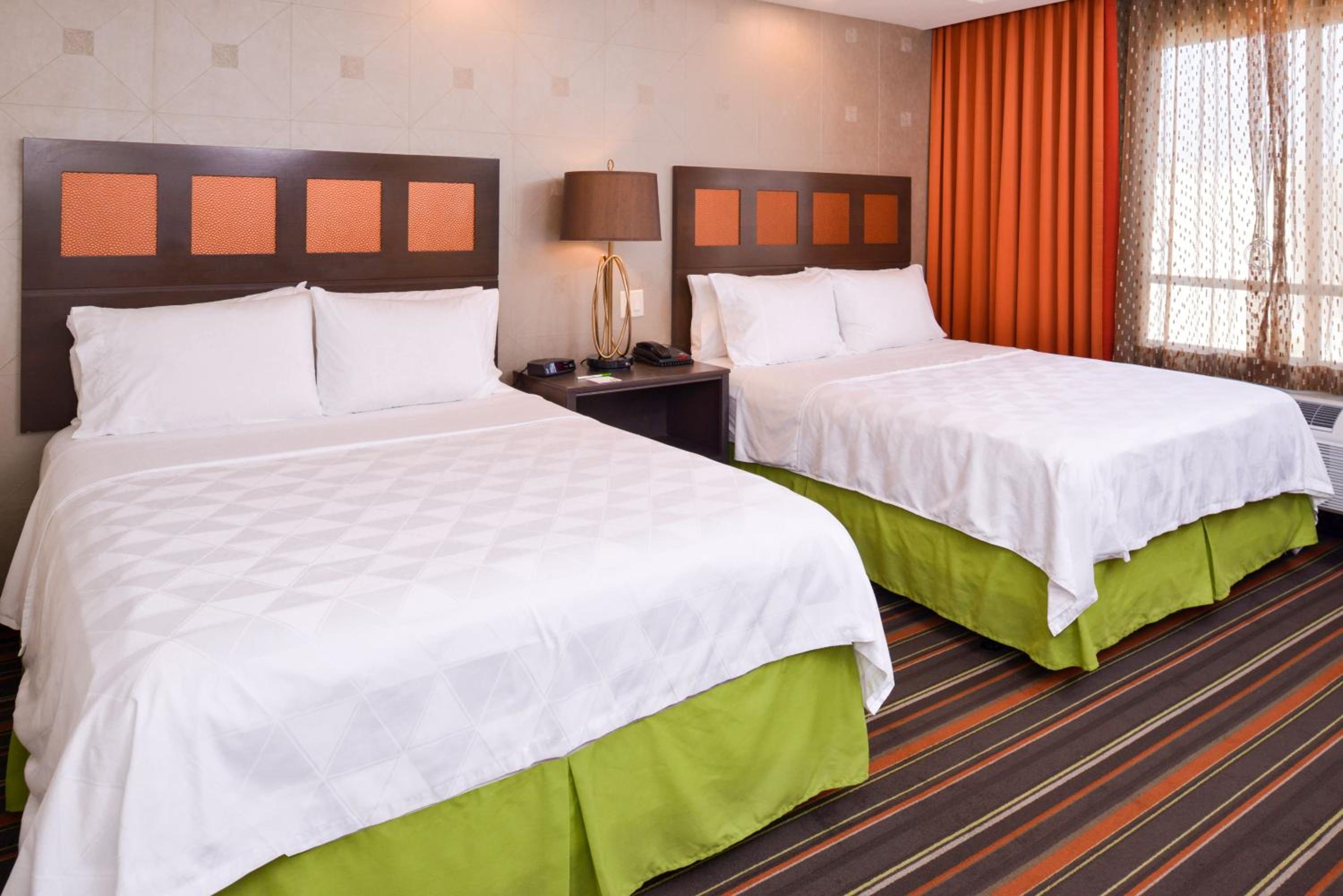 Executive Queen Room with Two Queen Beds photo 1