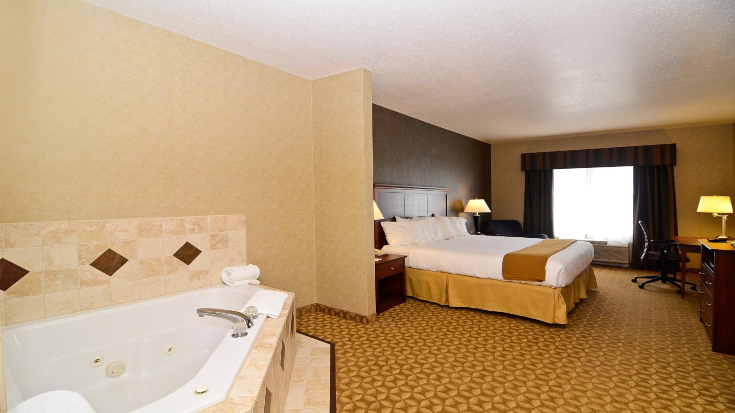 Suite - Non-Smoking - Photo 1