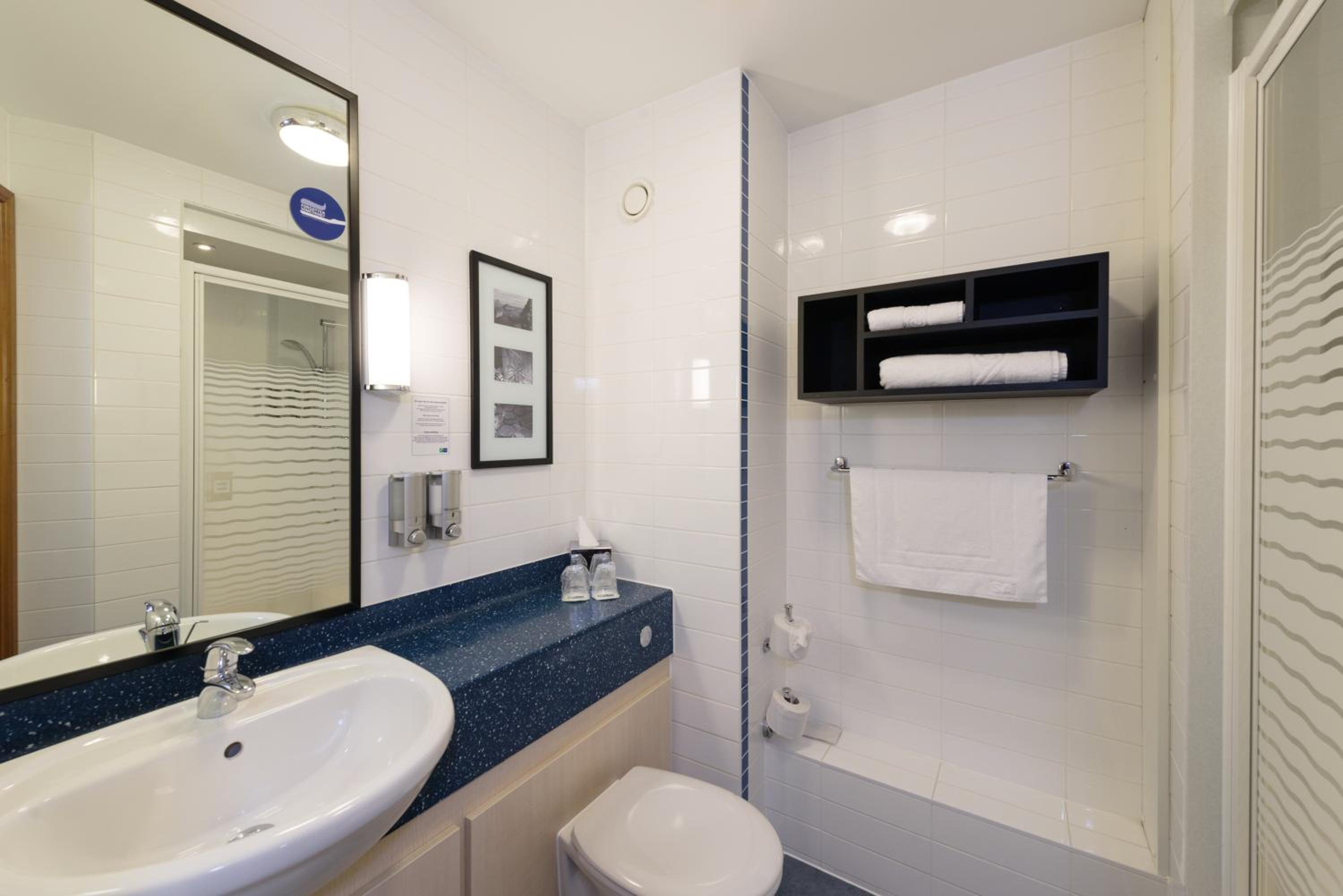 Standard Double Room with Free Hot Breakfast - Photo 2