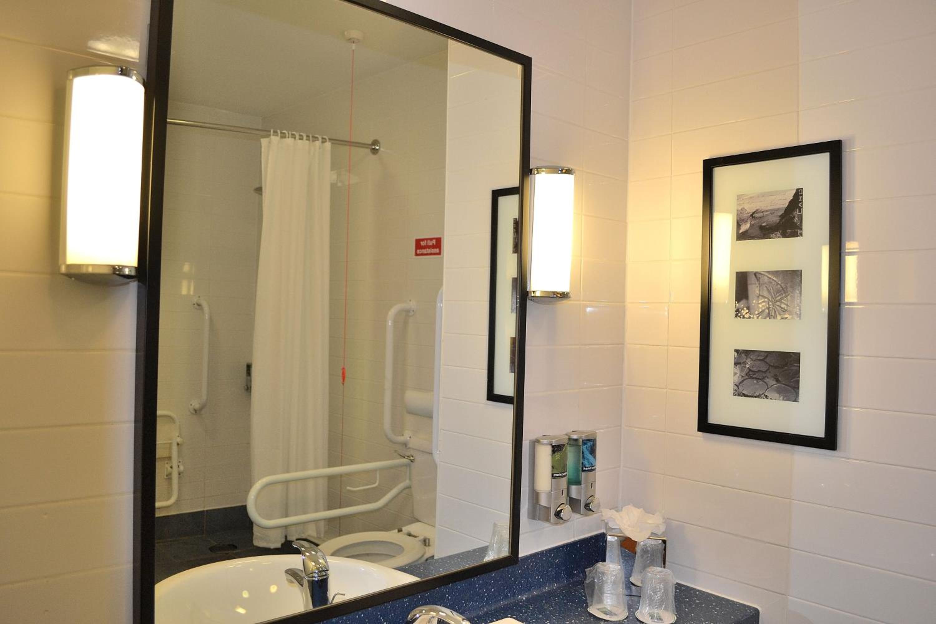 Double Room with Free Hot Breakfast - Accessible - Photo 8