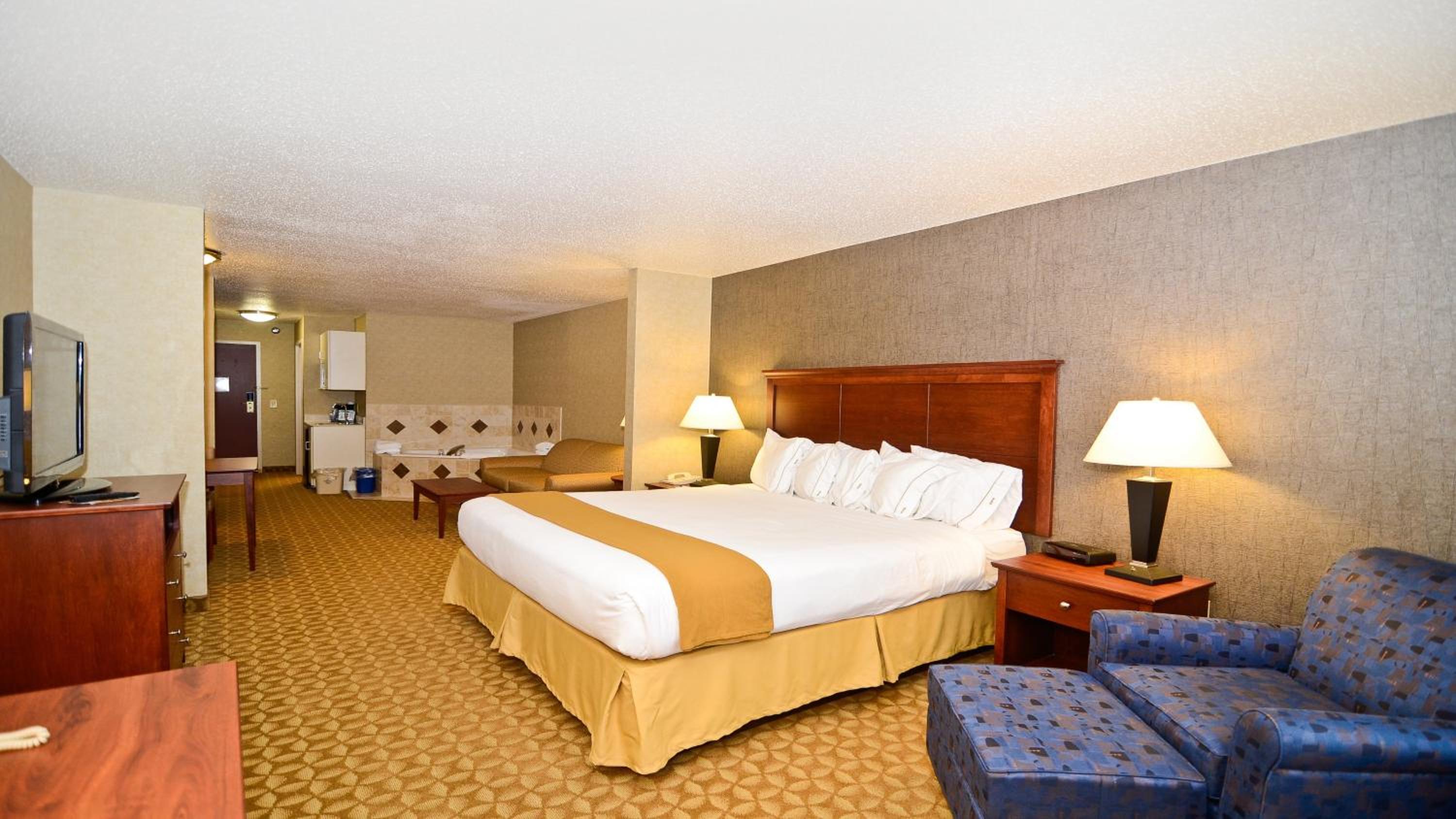 King Suite with Whirlpool/Tub/Extra Floor Space - Photo 1