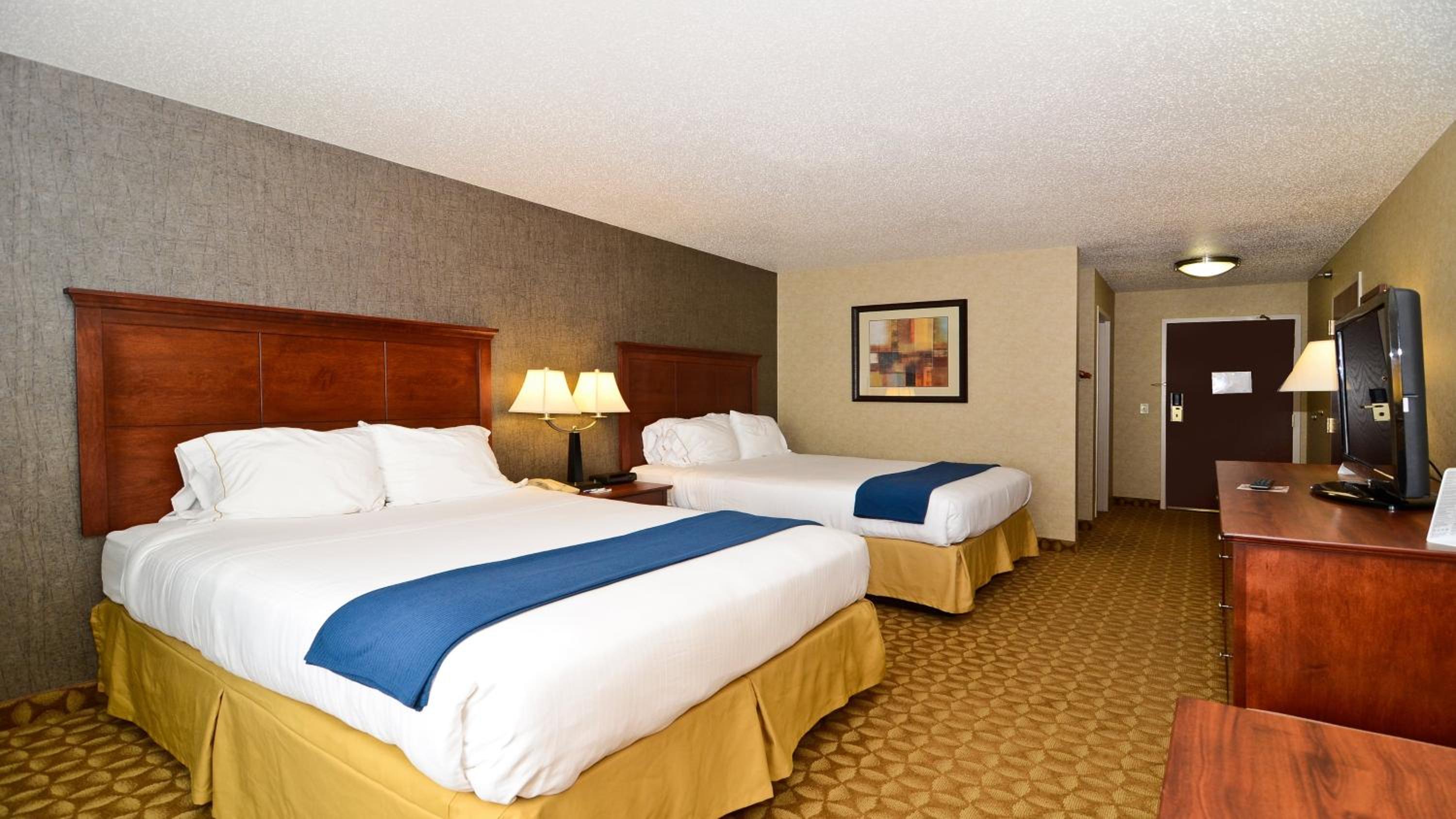 Standard Room with Two Queen Beds - Photo 1