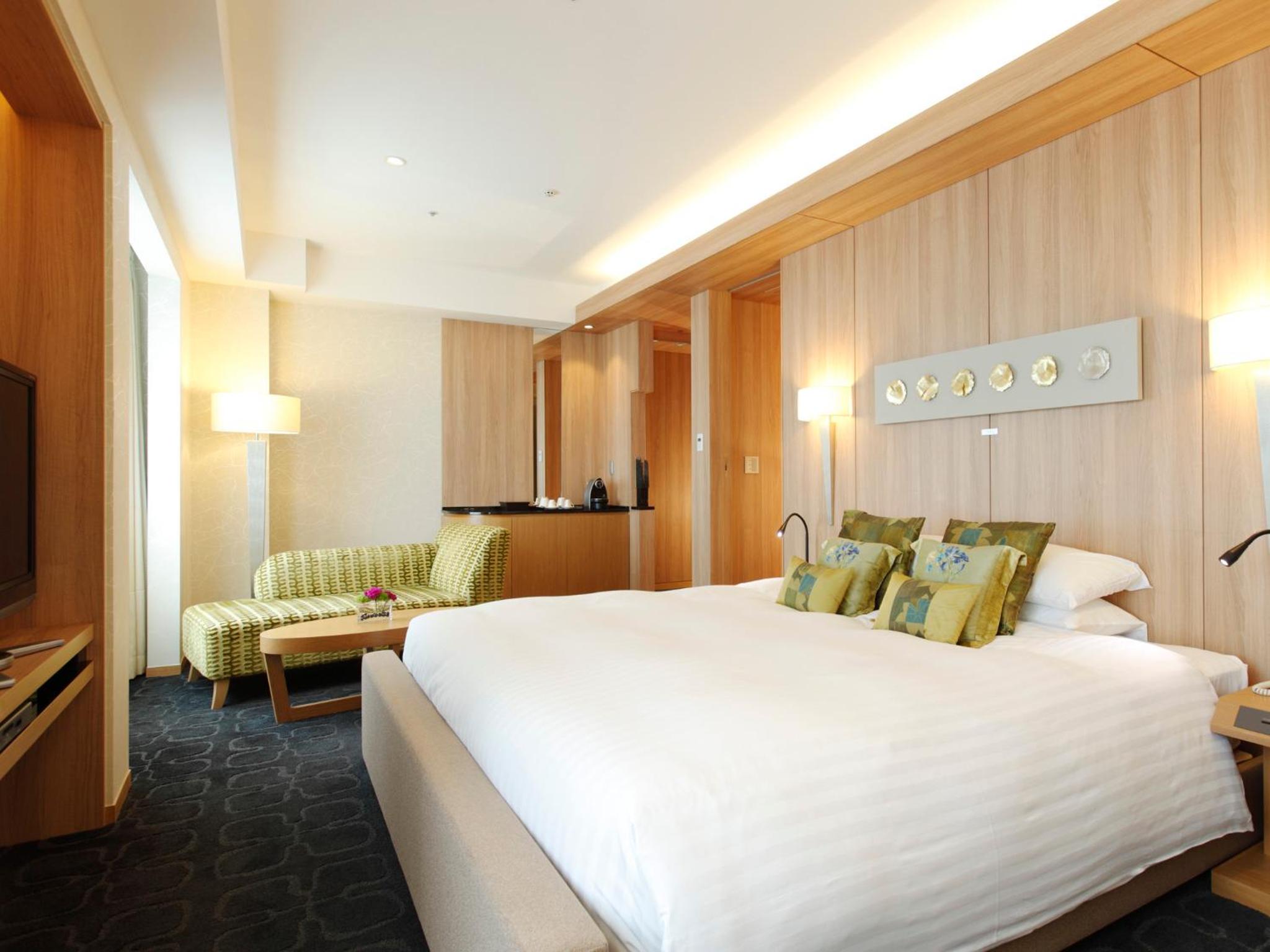 Luxury Floor King Room - Non-Smoking - Photo 13