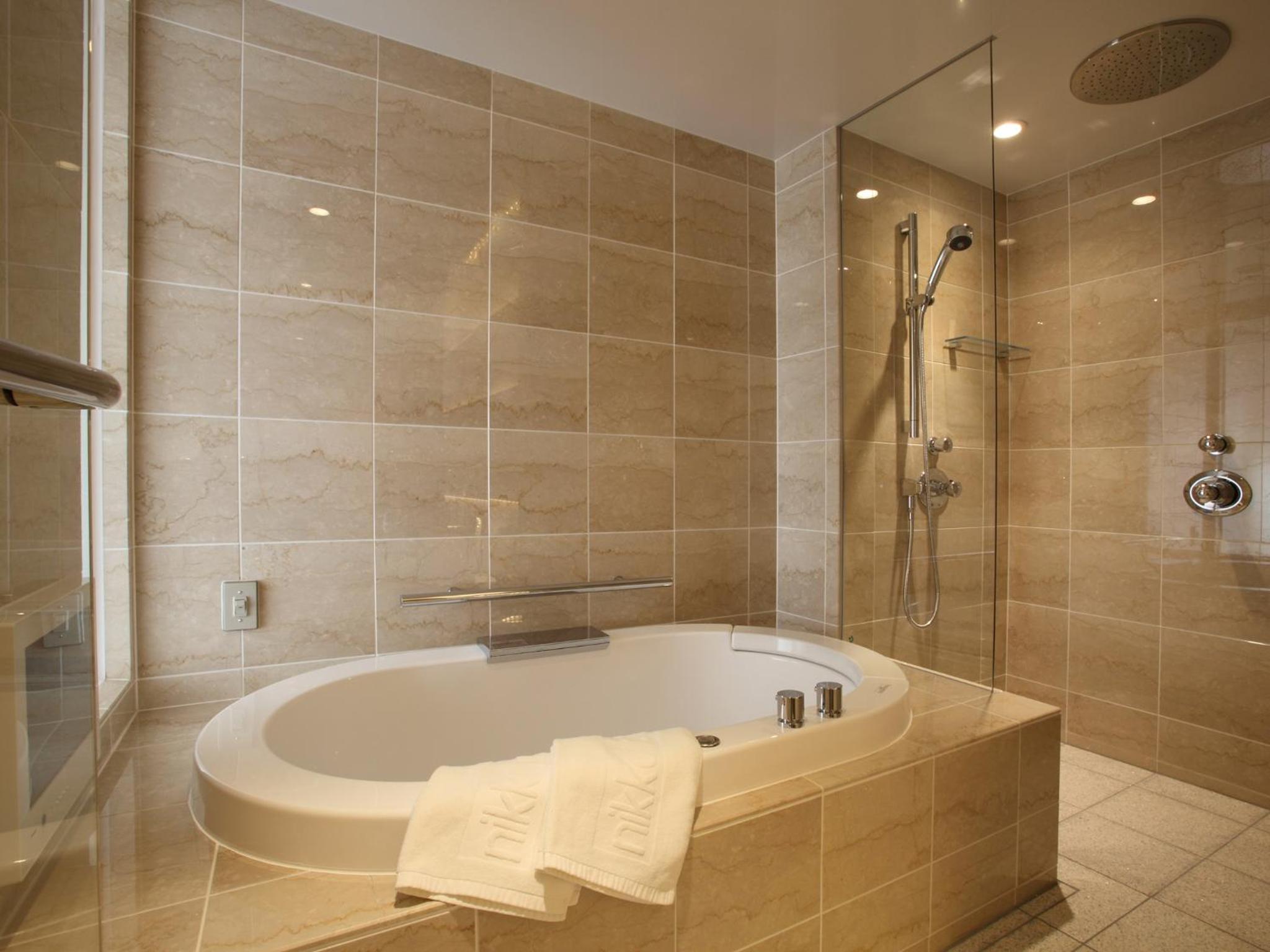 Luxury Floor King Room - Non-Smoking - Photo 10
