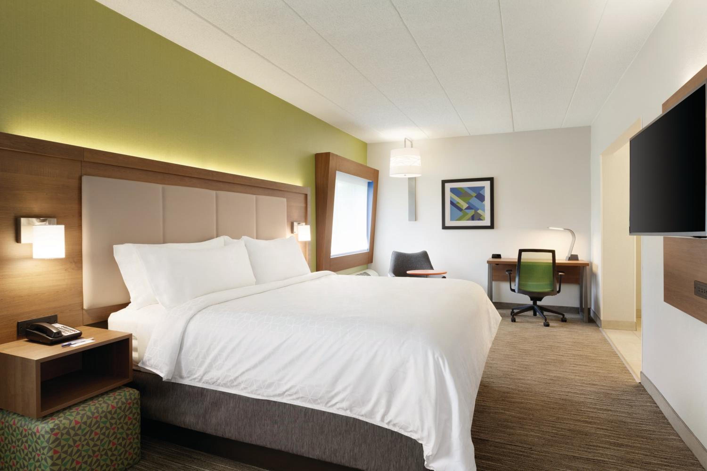 King Suite with Roll-In Shower - Disability Access/Non-Smoking