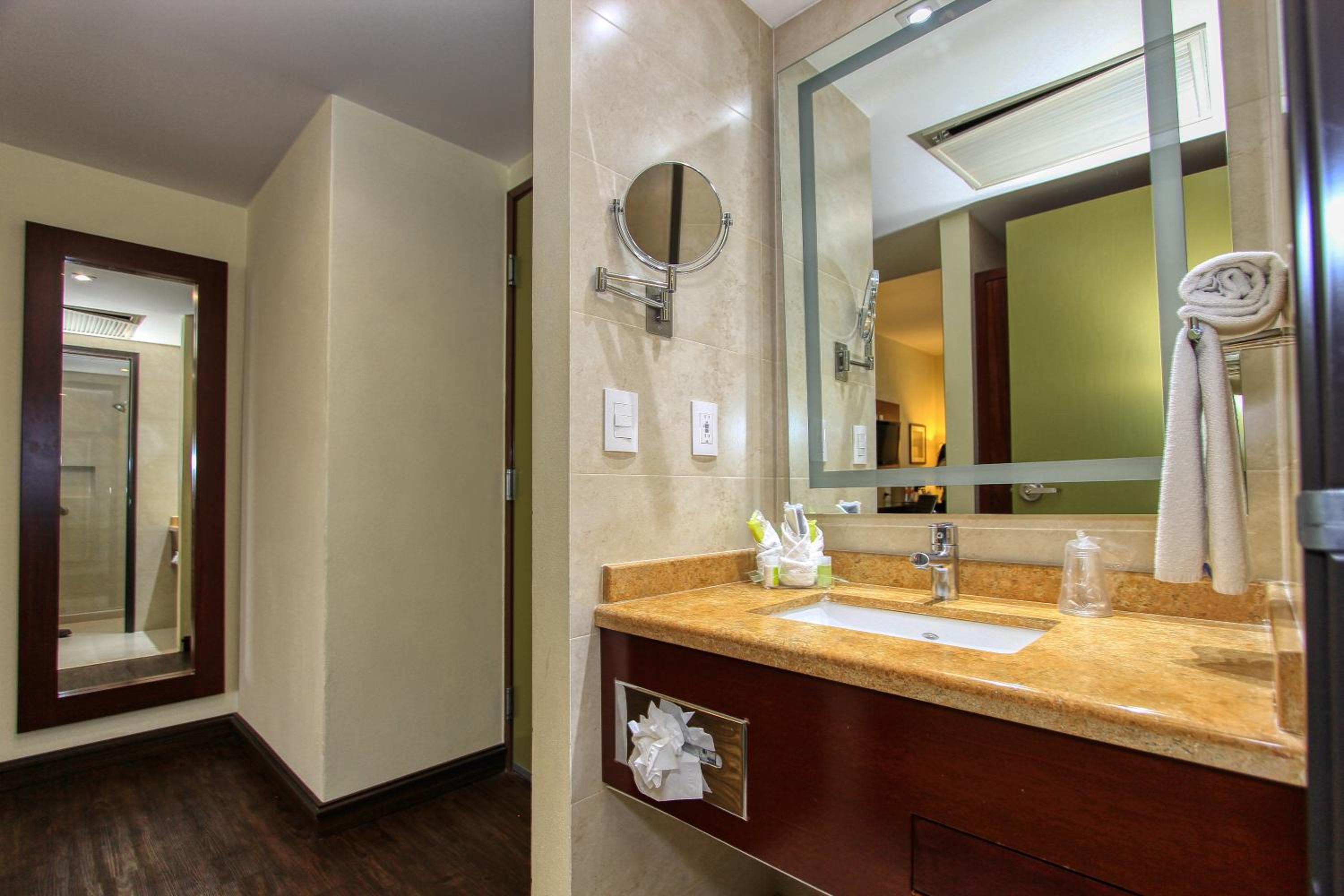 Standard King Room - Photo 8