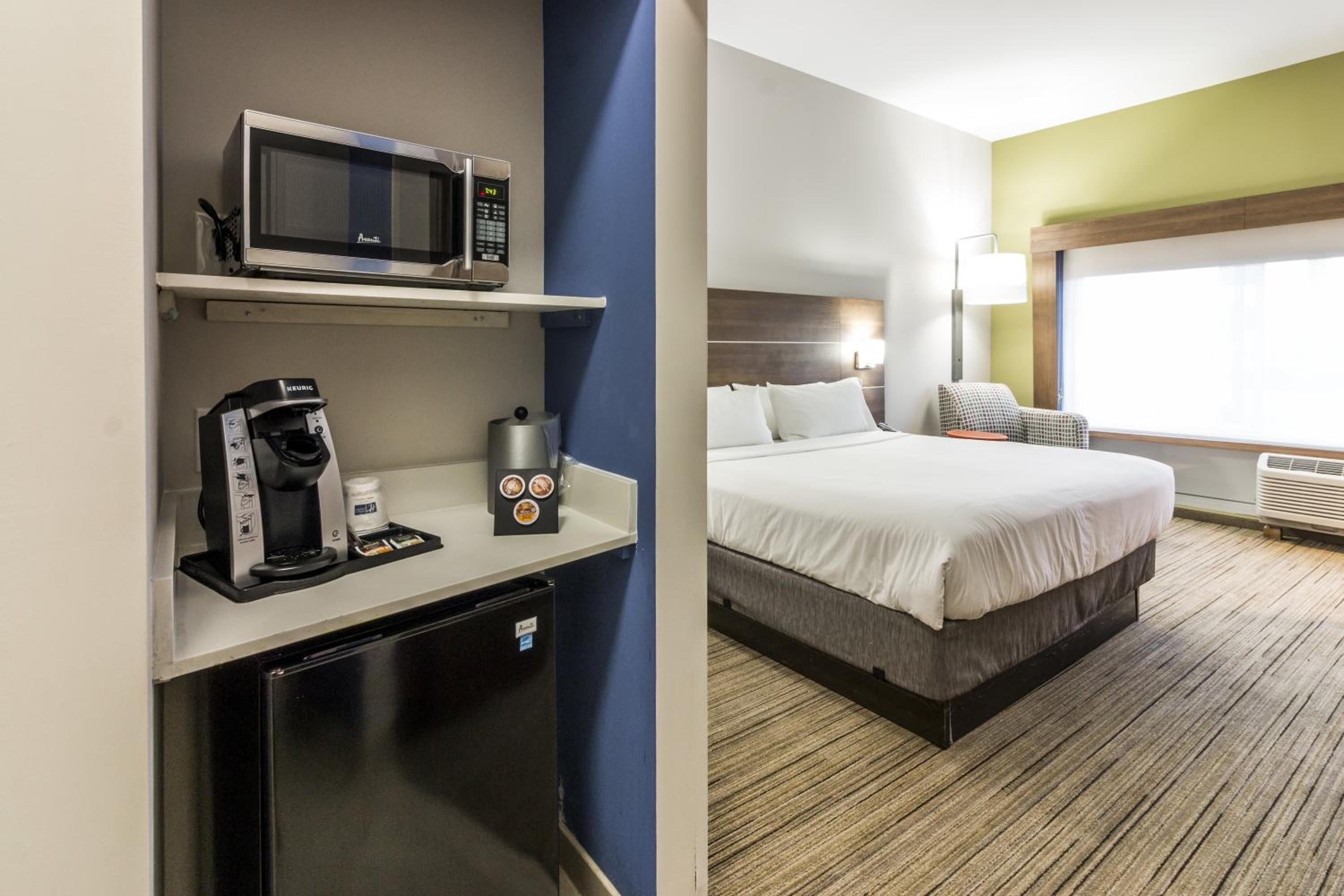 Standard King Room with Mobility Accessible Tub