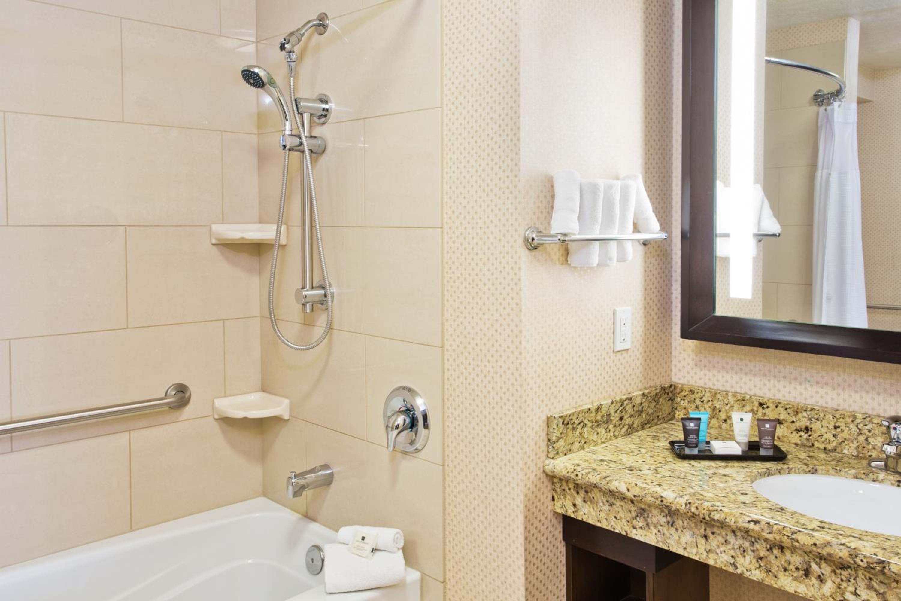 One-Bedroom Suite with Tub - Communications Access - Photo 2