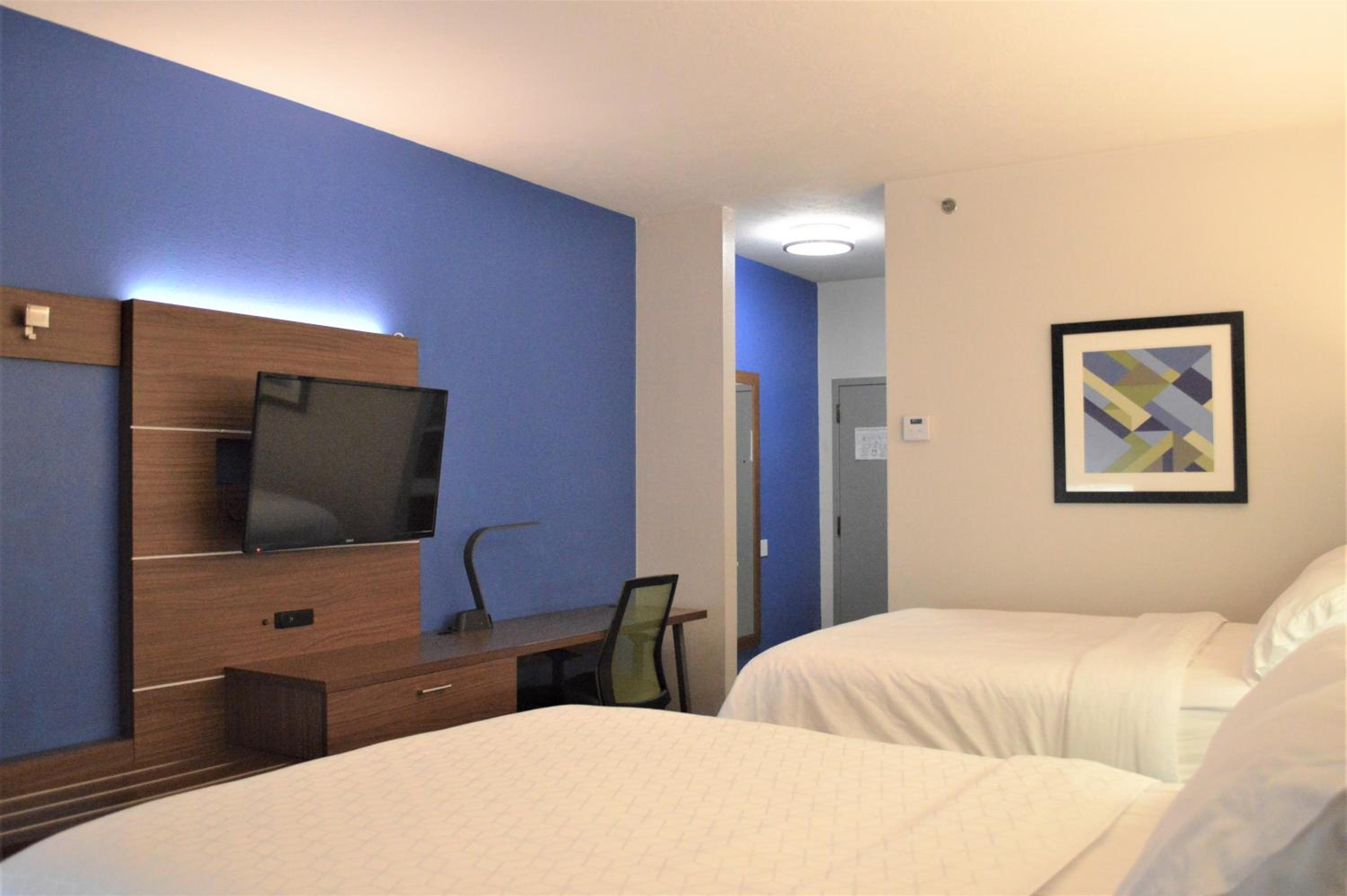 Standard Room with Two Queen Beds - Photo 3