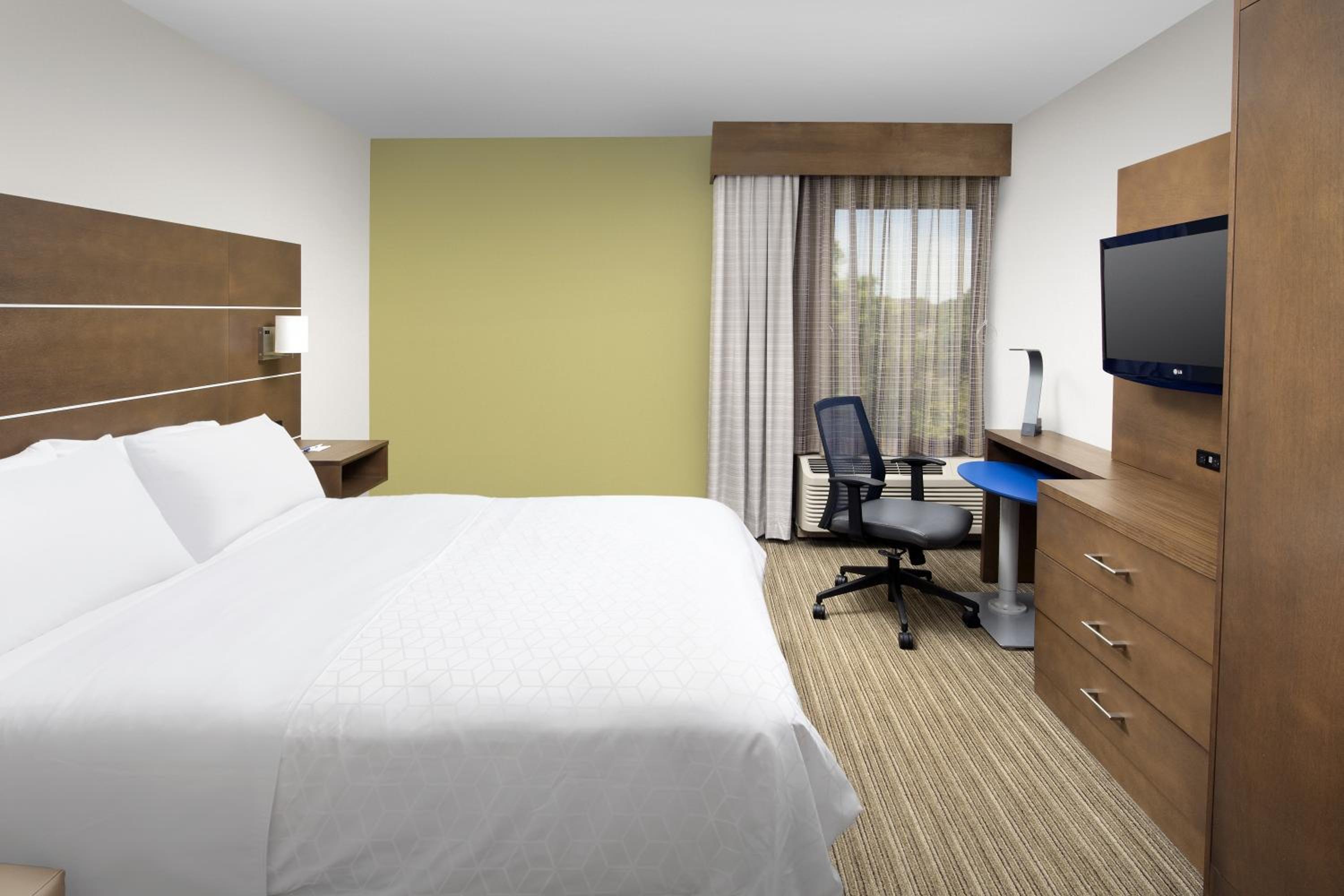 Standard King Room with Roll-In Shower - Mobility Access - Photo 8