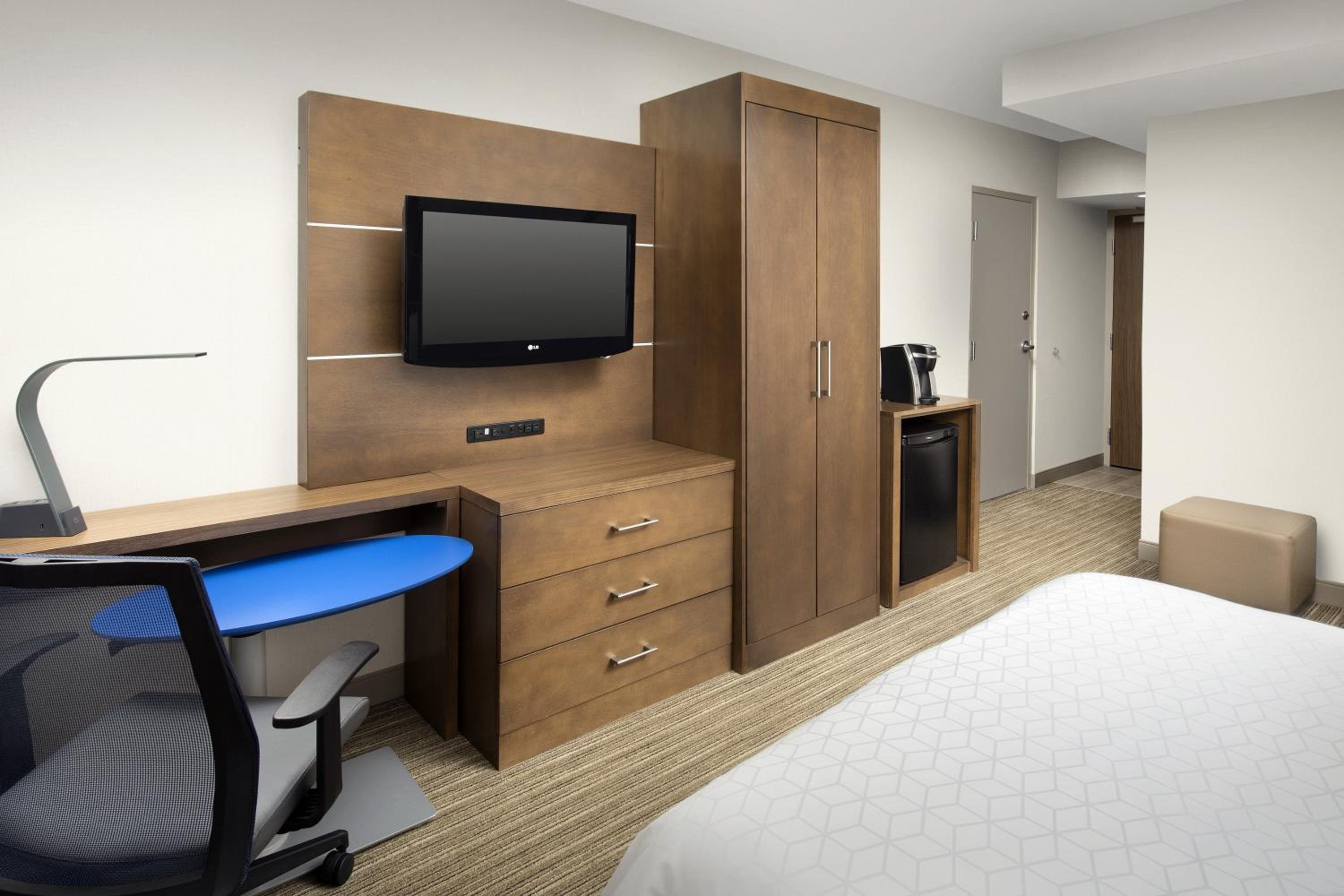 Standard King Room with Roll-In Shower - Mobility Access - Photo 3