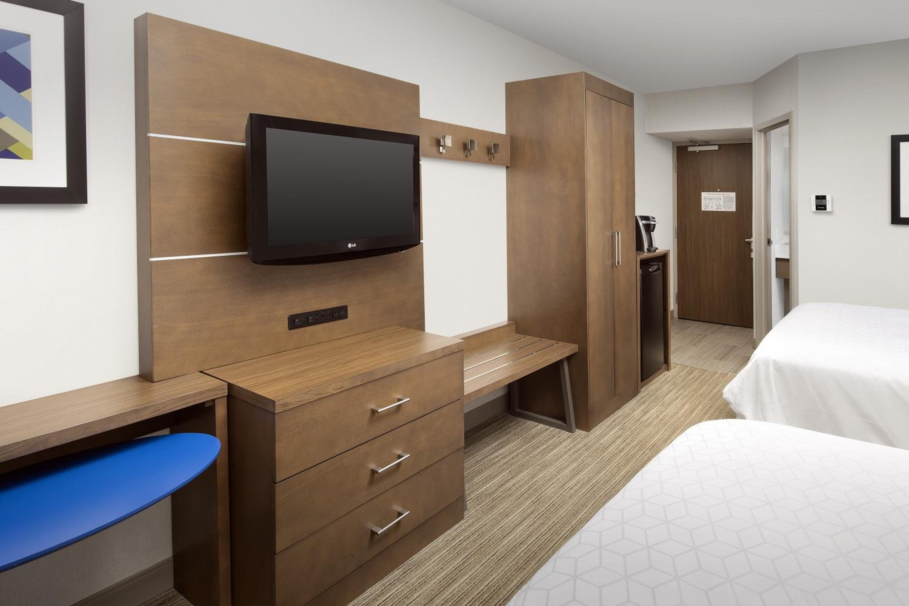 Standard Room with Two Queen Beds - Photo 5