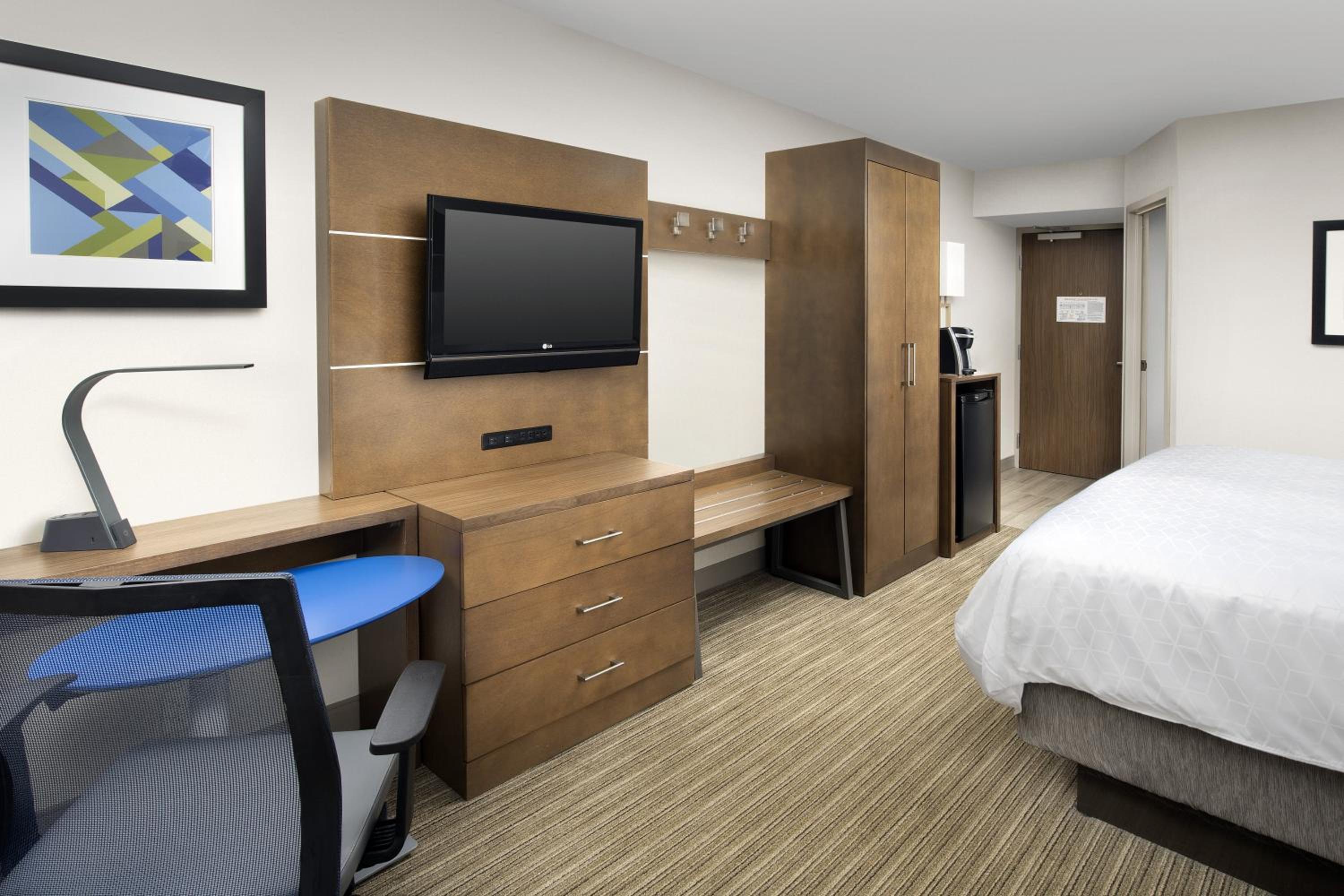 Standard King Room with Roll-In Shower - Mobility Access - Photo 4