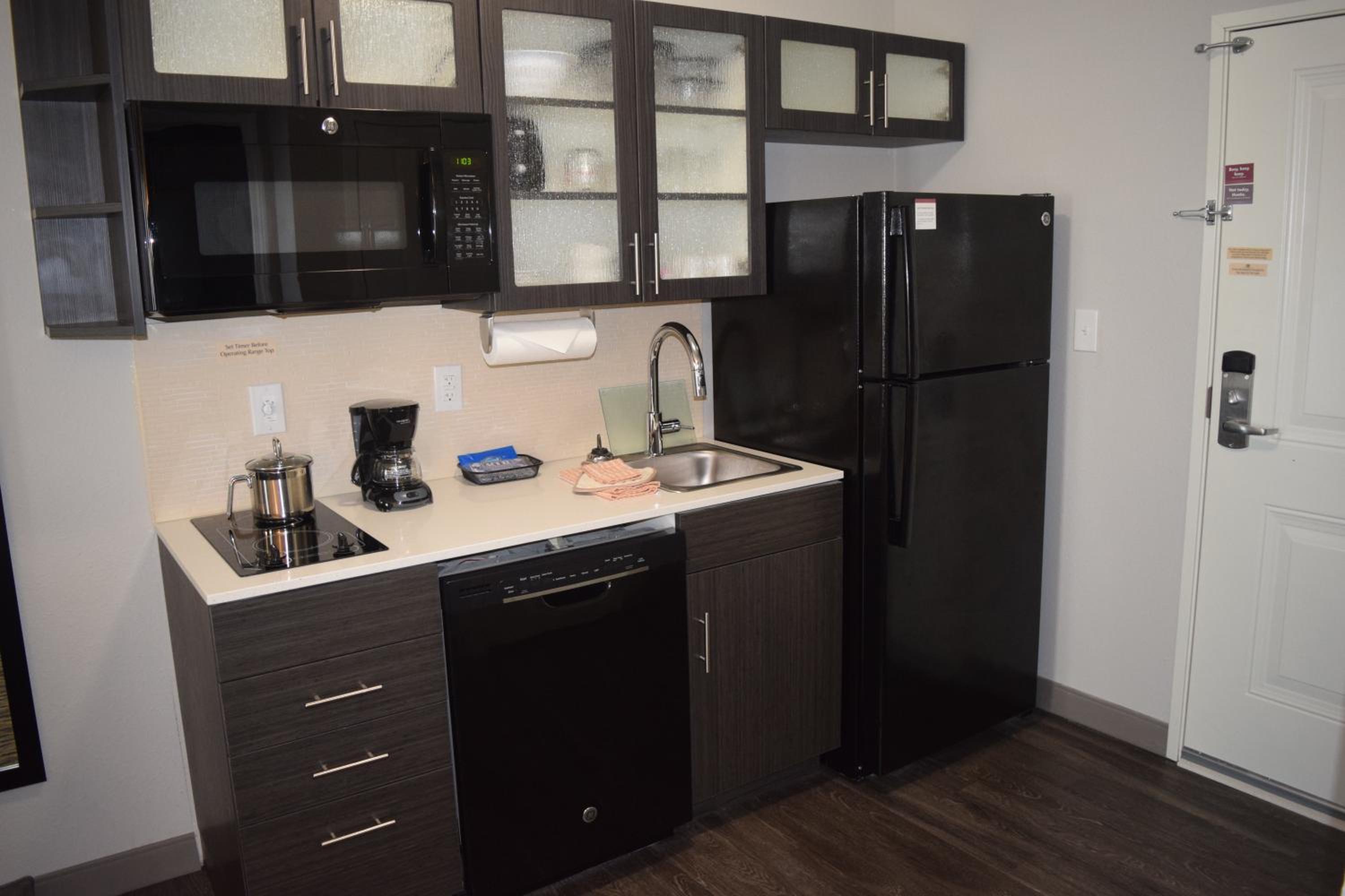 Queen Studio Suite - Disability Access Tran Shower/ Non-Smoking
