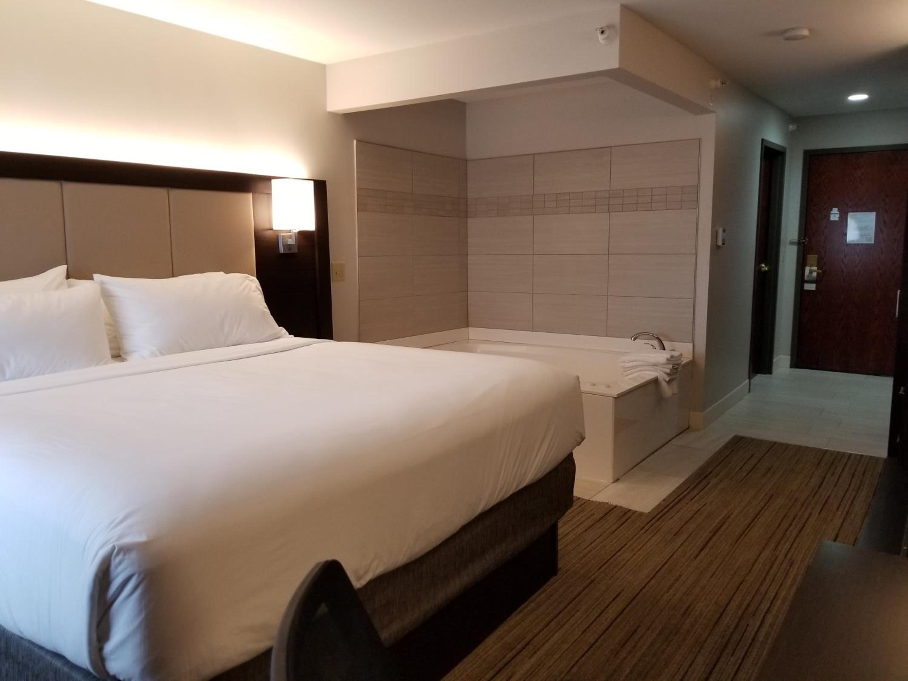 King Room with Jetted Tub - Photo 1