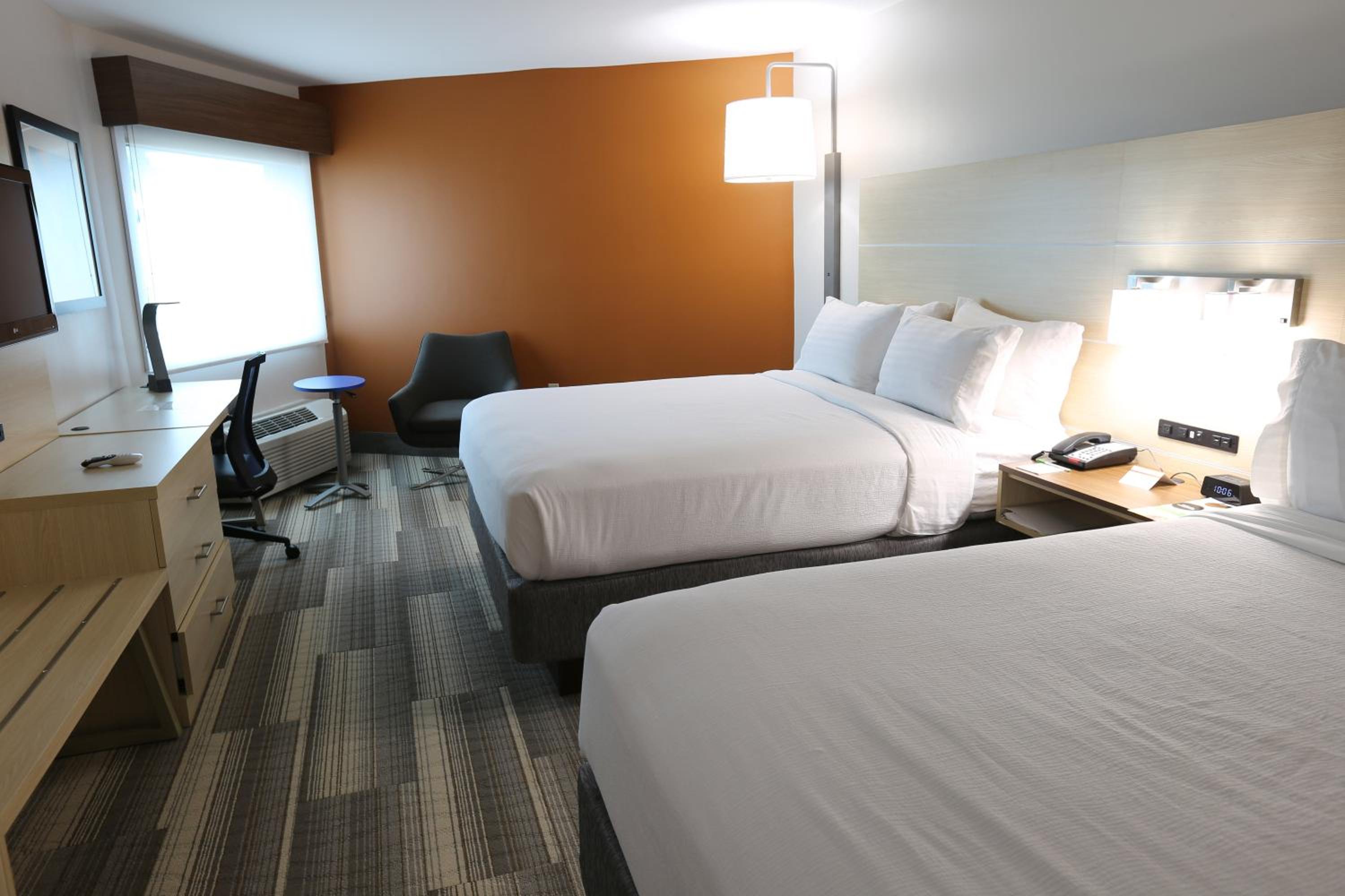 Standard Room with Two Queen Beds - Photo 3