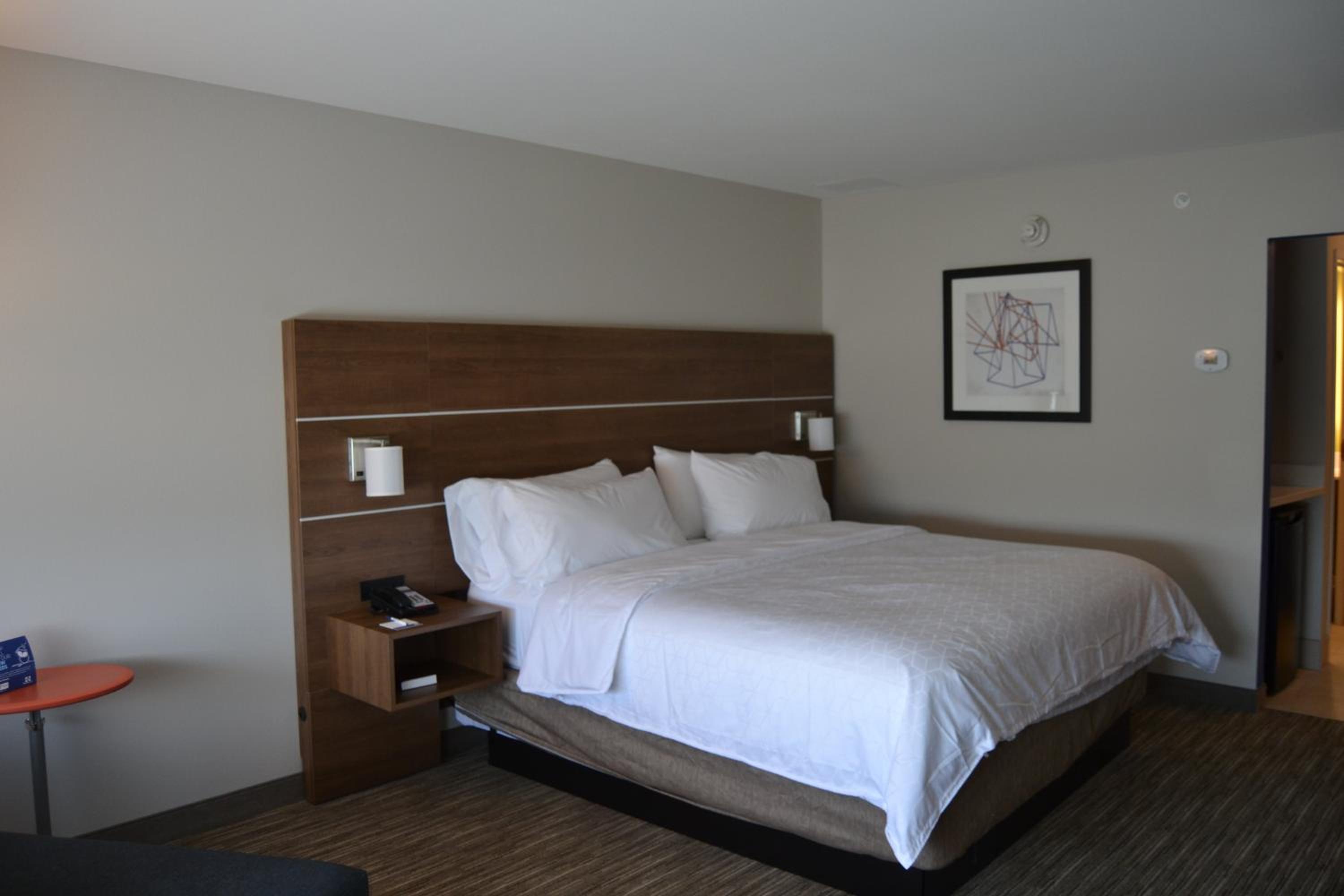 King Studio Suite with Mobility Accessible Tub - Non-Smoking photo 2